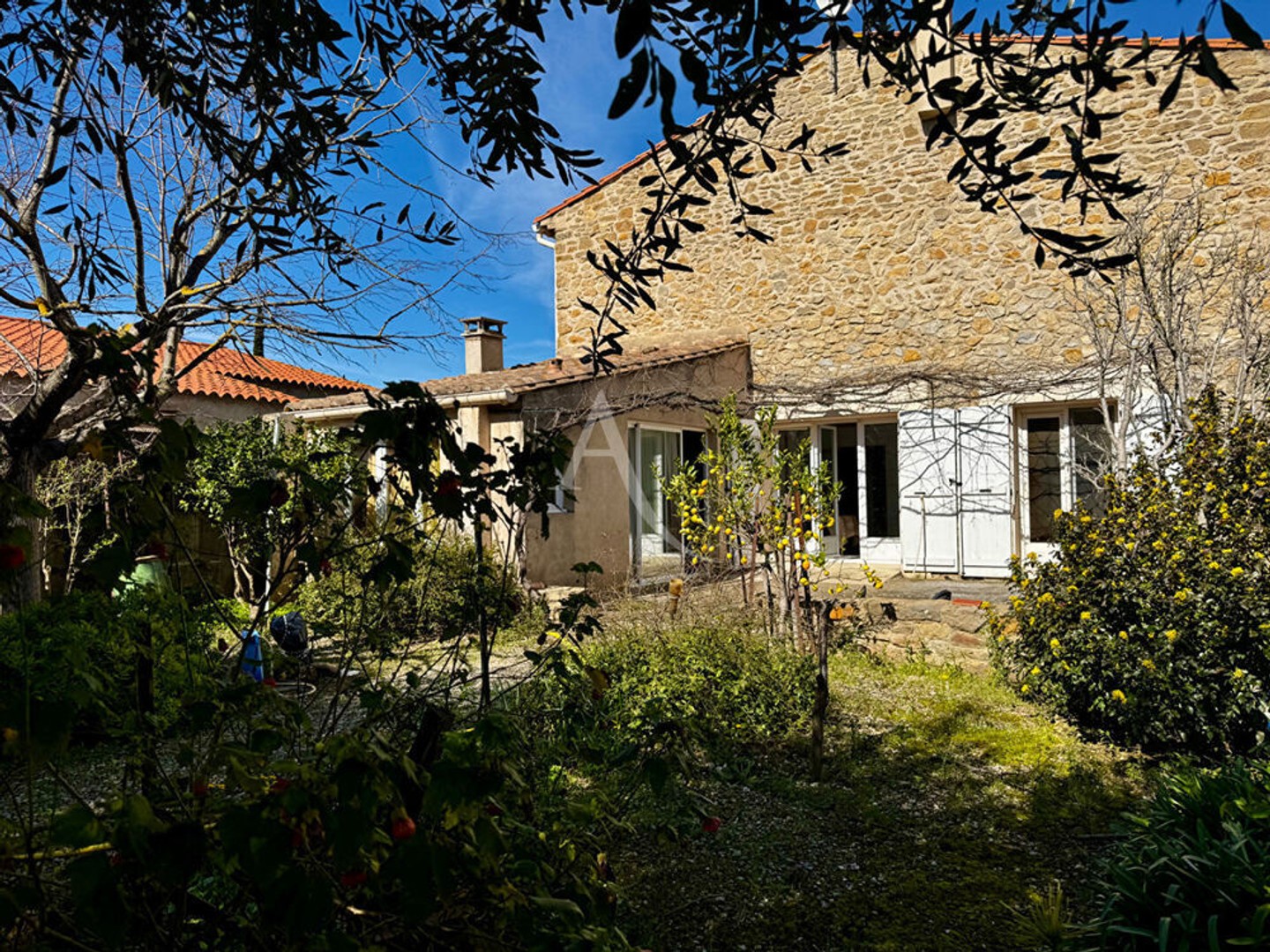 Maison en pierre avec jardin