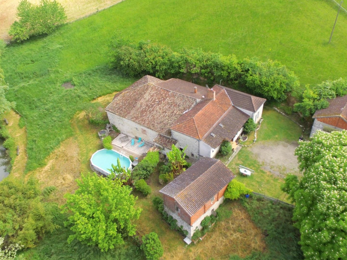 Ferme avec dépendances, piscine et grand terrain.