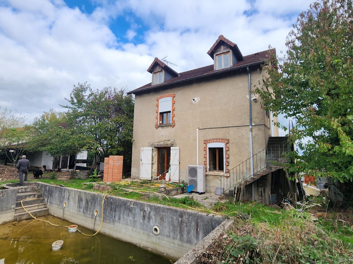 Maison T4 avec dépendance : idéal pour télétravail, location ou logement d'appoint.