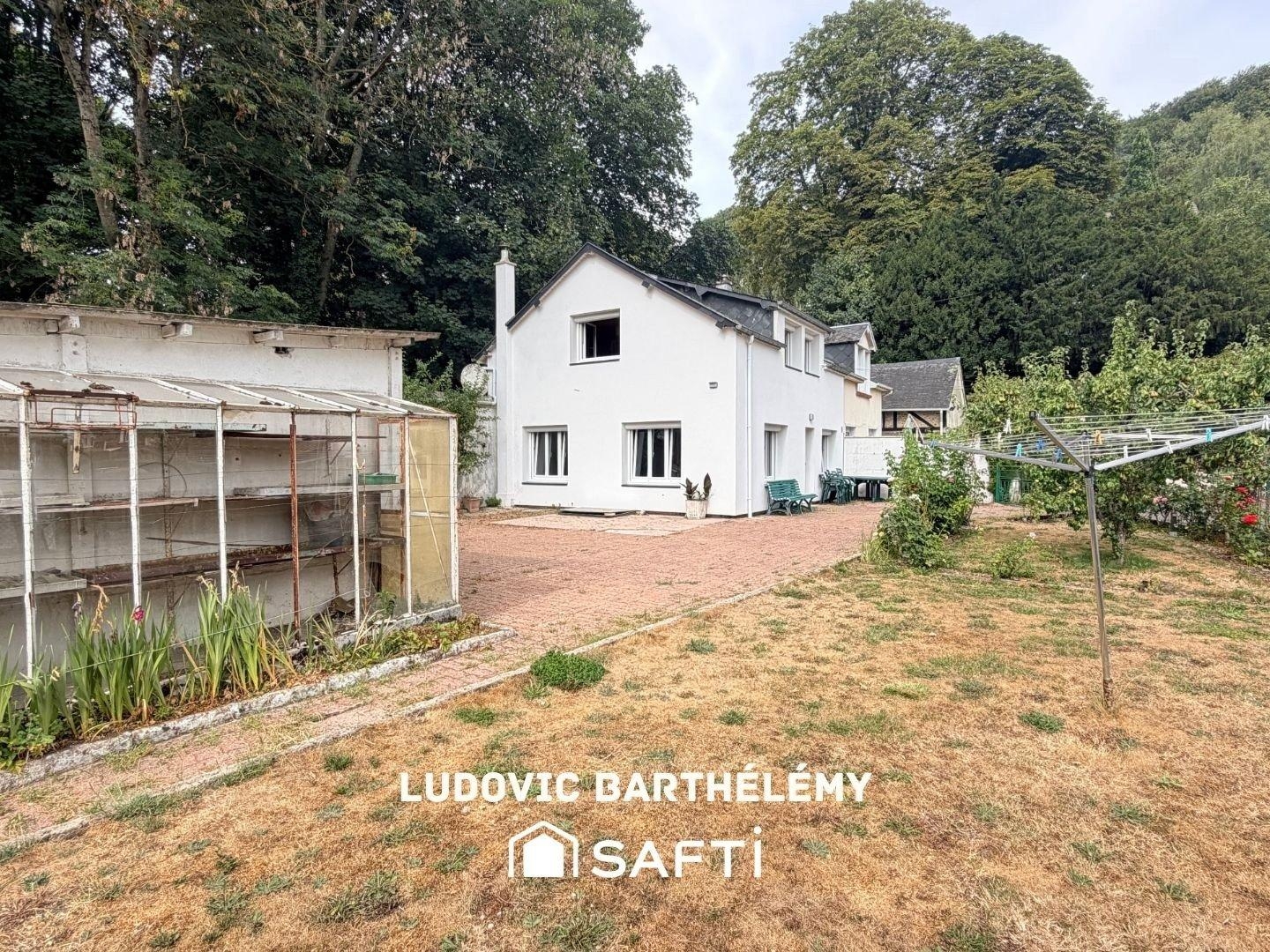 Maison à rafraichir avec jardin et 2 grands garages - Bolbec