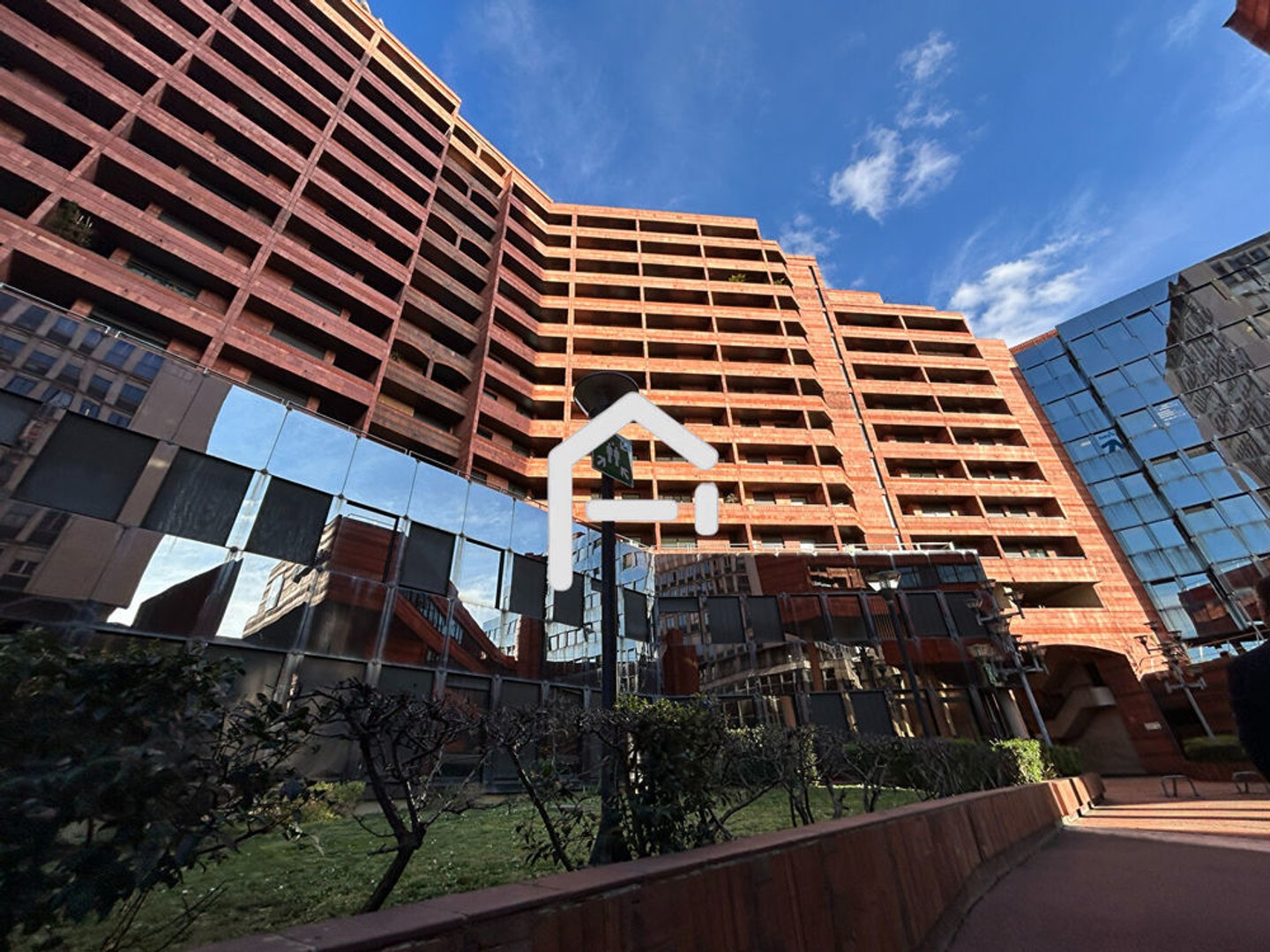 A vendre : Lot de 6 places de parking en sous-sol sécurisé à Jean Jaurès.