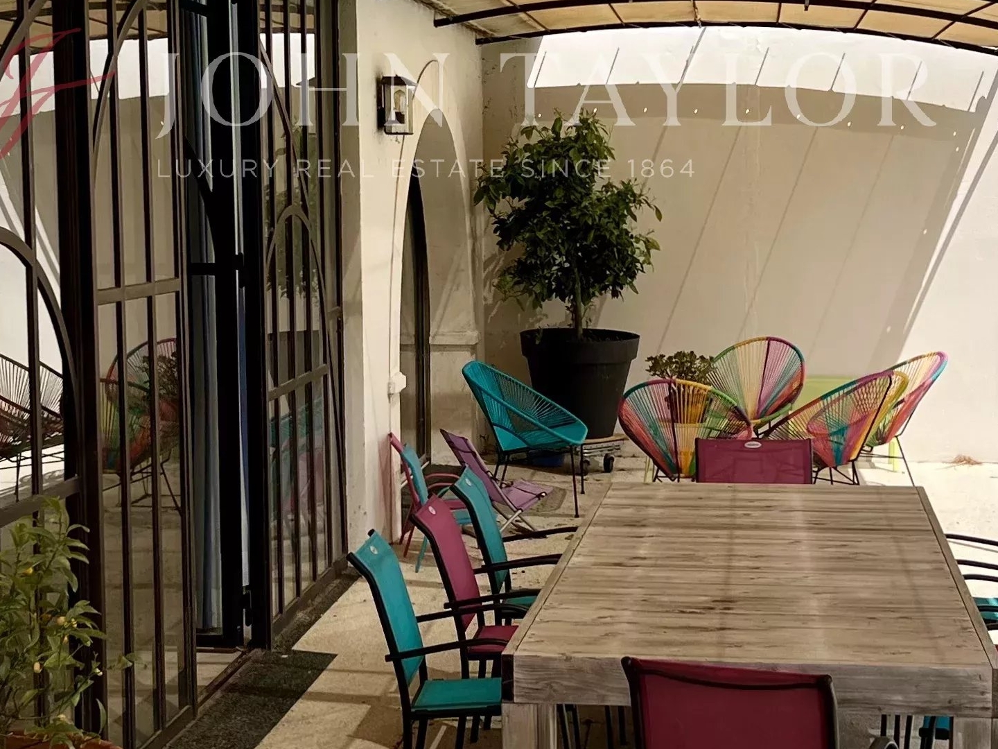 Maison à vendre - 11 pièces - 391m2 - L'isle-Sur-La-Sorgue (84800)