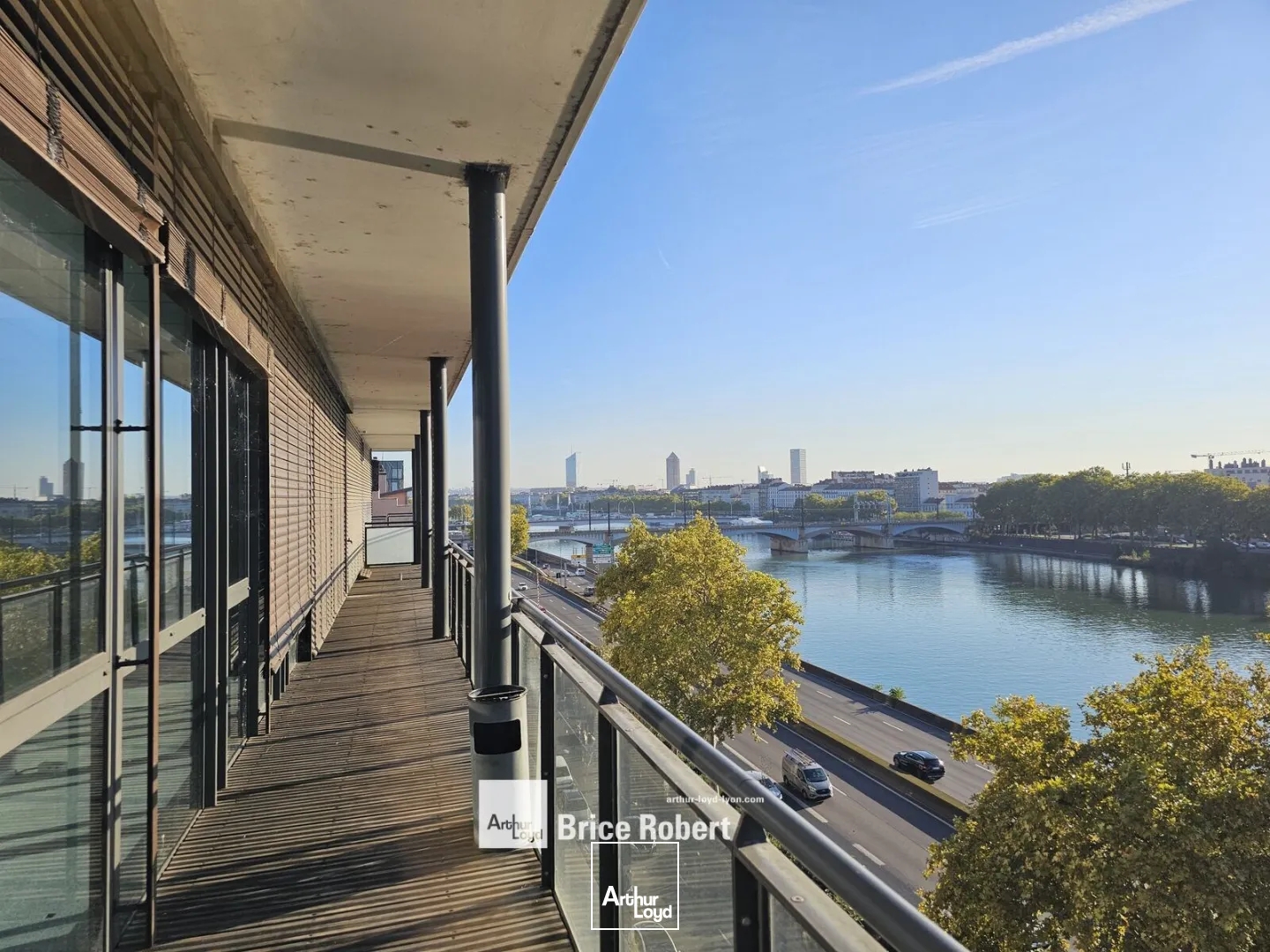 Bureaux à vendre Lyon Confluence lumineux avec vue Rhône et parking privatif