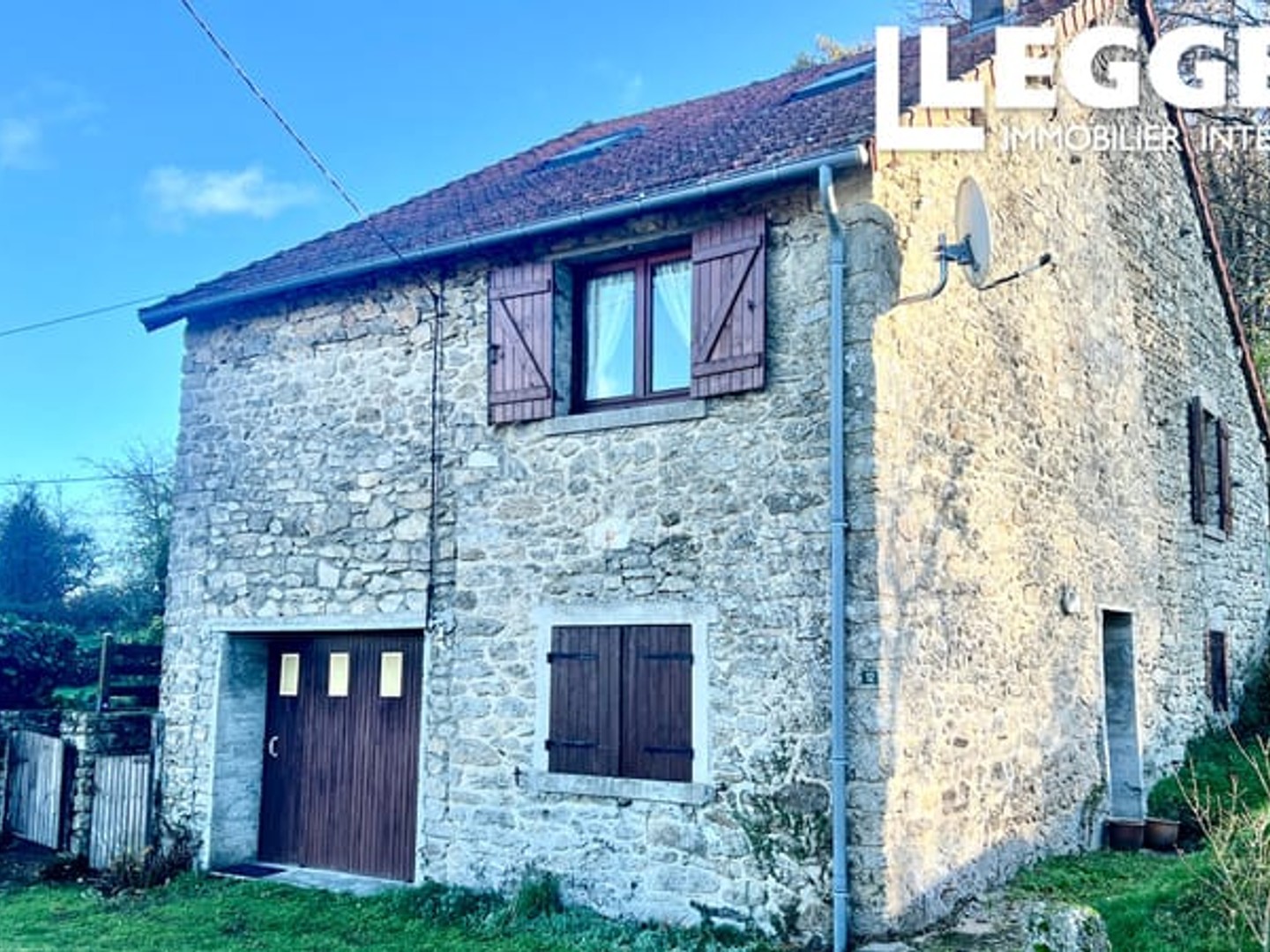 Un joli cottage en pierre avec quatre chambres et un jardin attenant offrant une vue agréable.