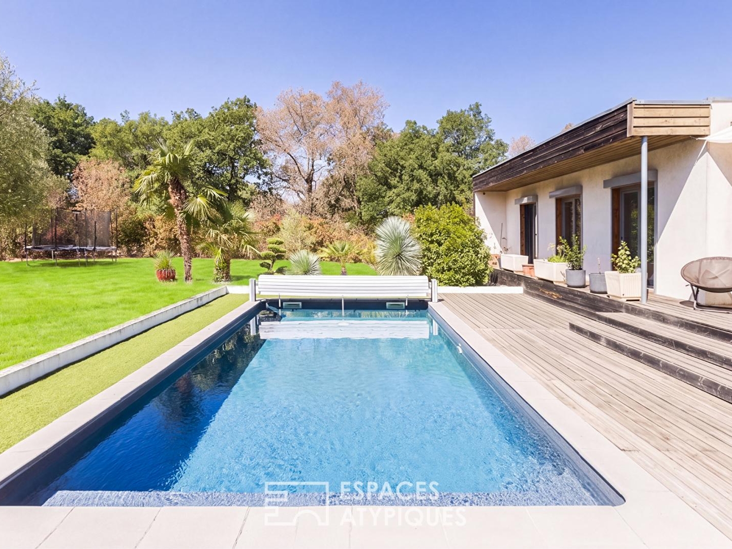 Villa contemporaine de plain pied avec piscine