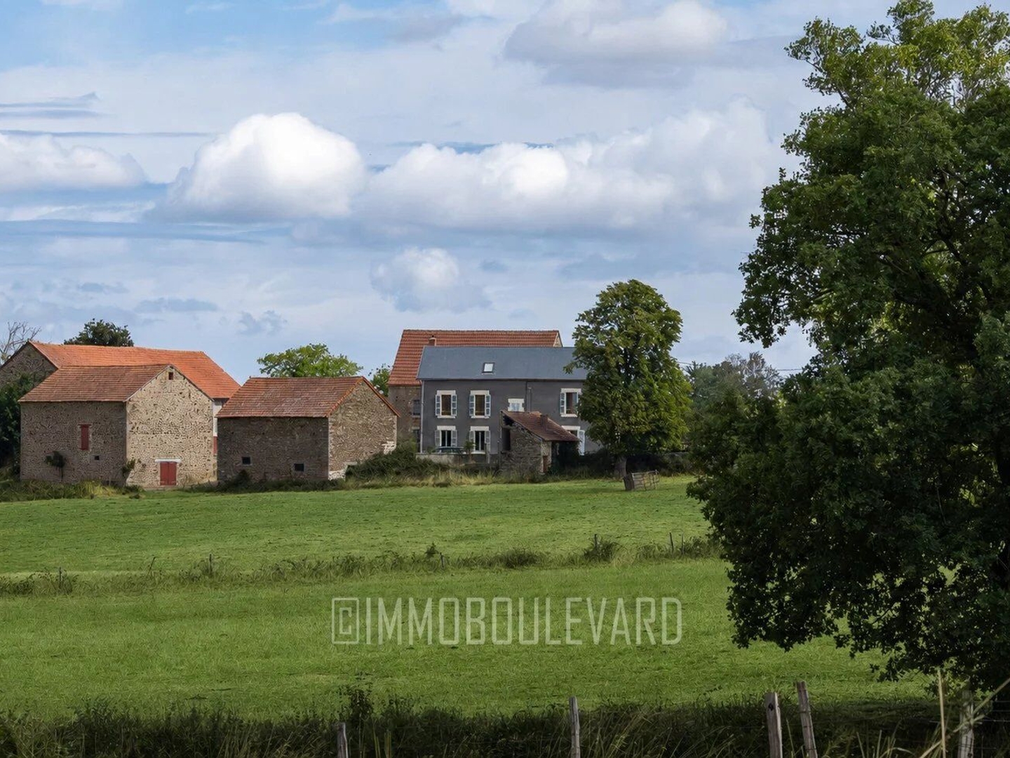 À vendre : maison avec 3 granges et beau potentiel (23)