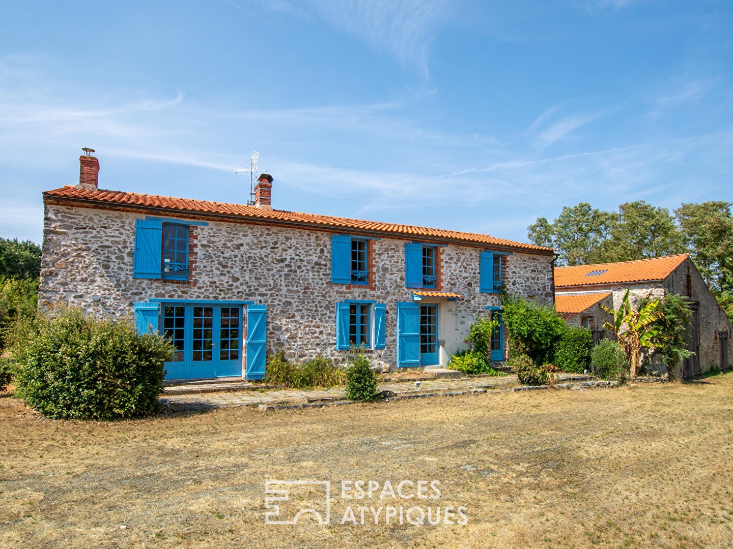 Longère de caractère et sa grange à révéler sur un domaine bucolique avec étang à Beaulieu-sous-la-Roche
