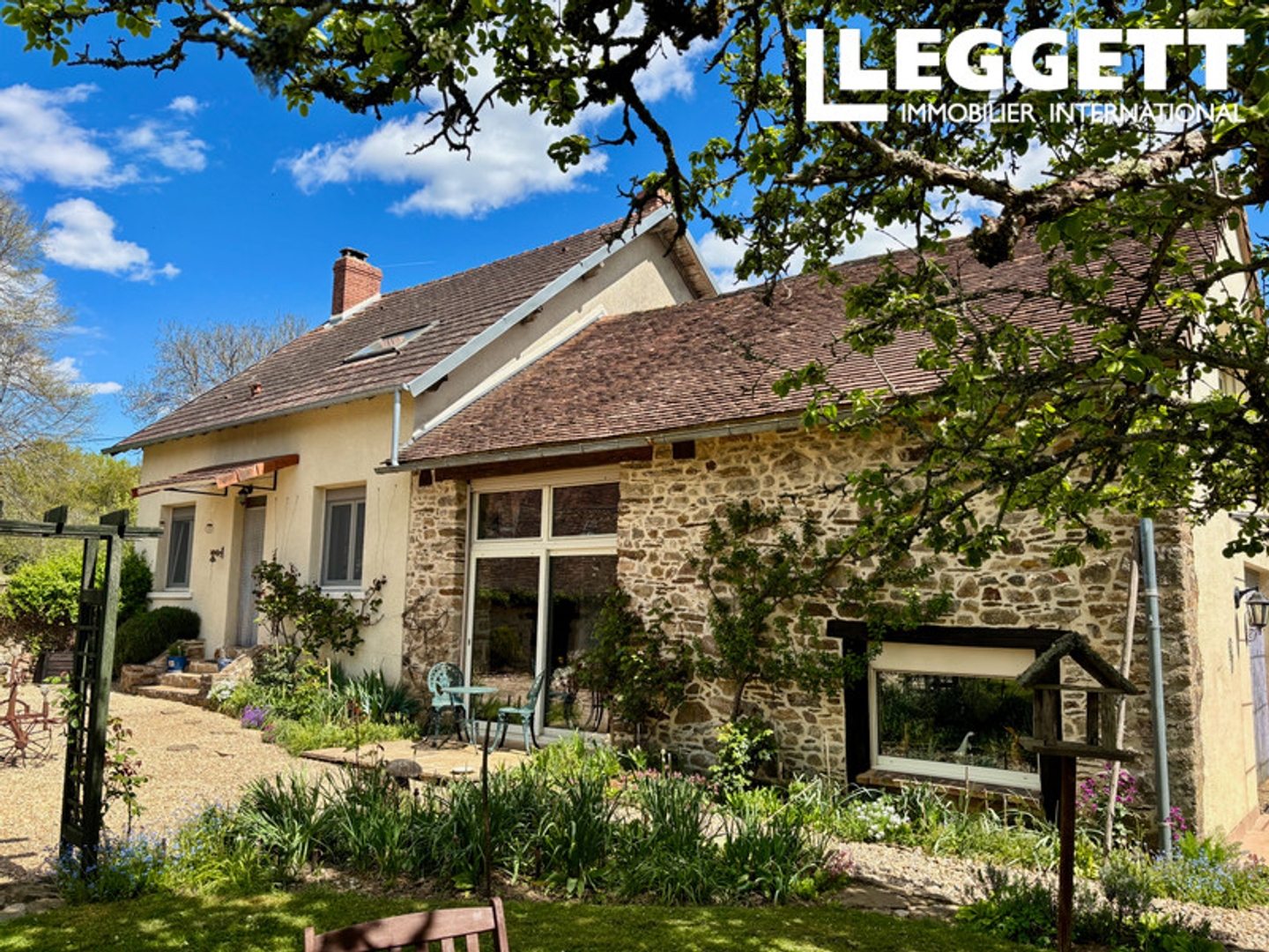 Charmante retraite rurale de 4 chambres avec spectaculaire grange aménagée à 15 minutes de St-Yrieix-la-Perche