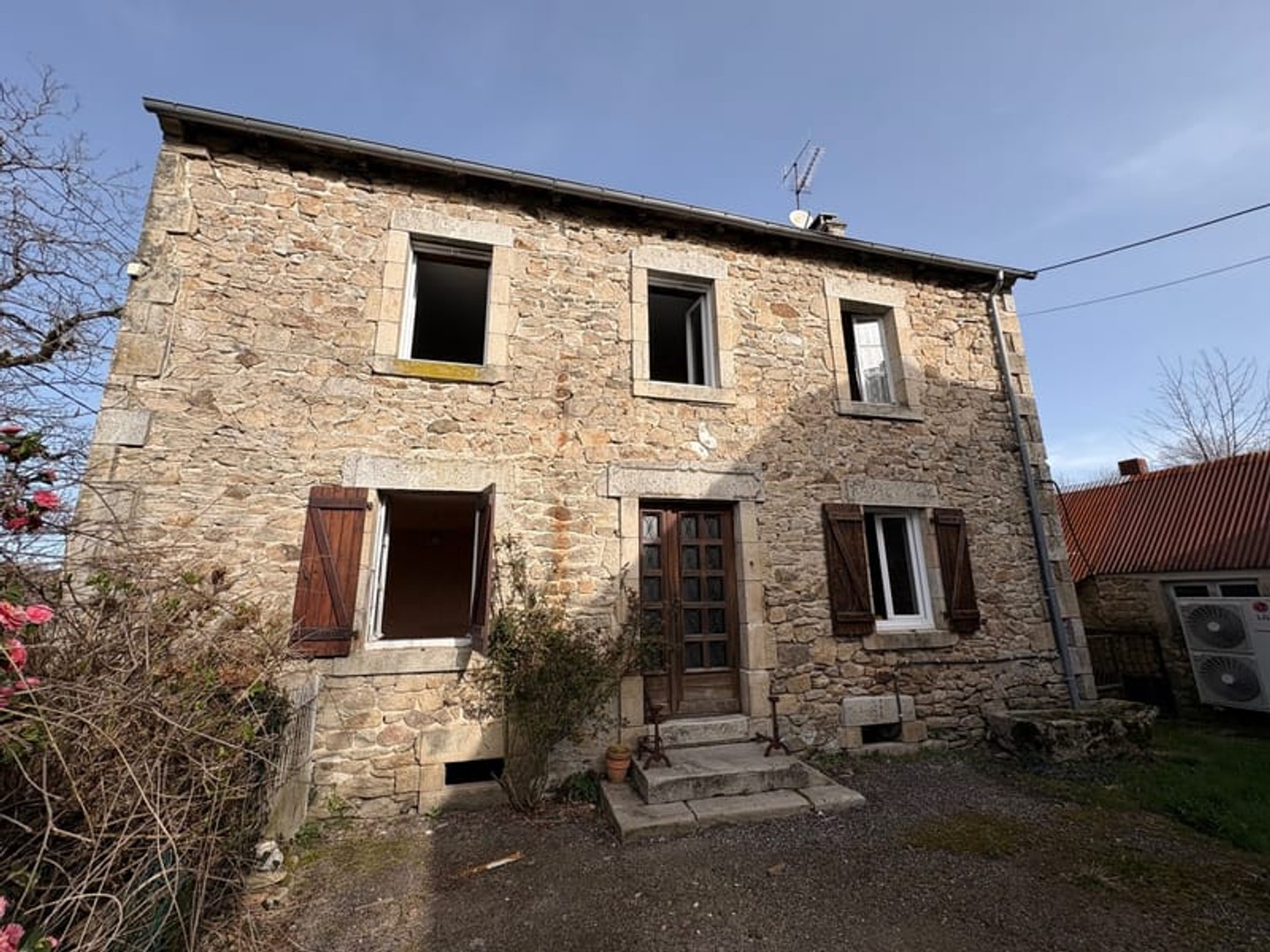 Maison à usage d'habitation accompagnée d'une grange