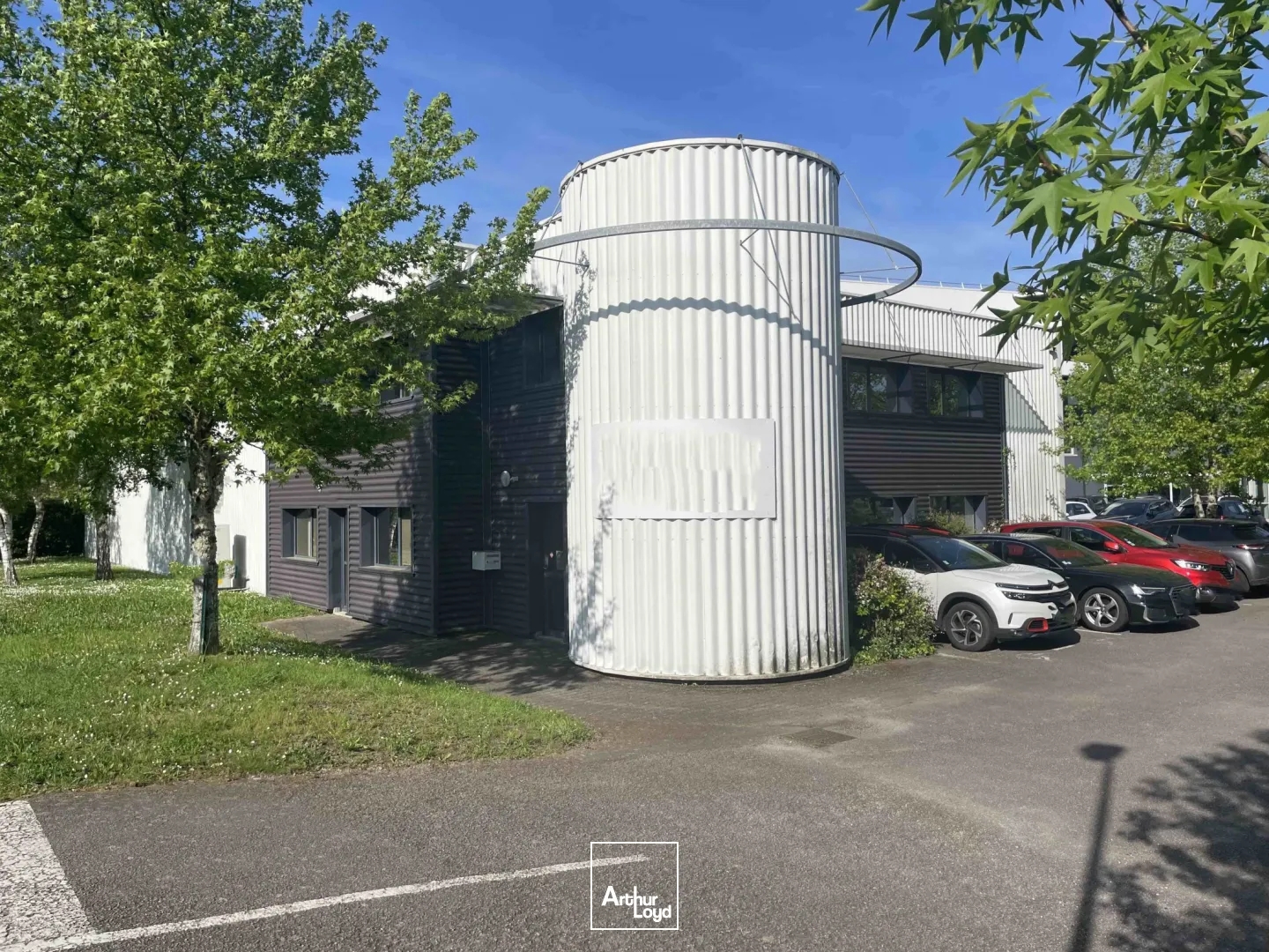Local d'activité à vendre à La Chapelle-sur-Erdre avec surface extérieure
