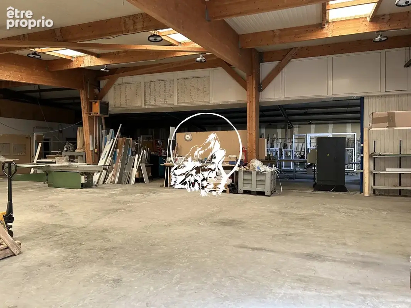 Commerce 834 m²