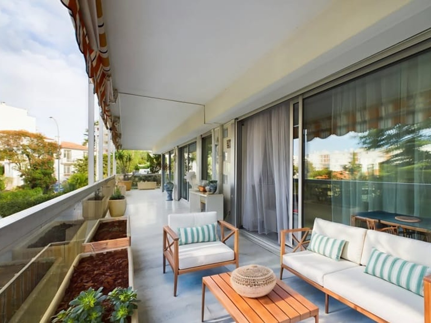 À VENDRE : APPARTEMENT 3 PIÈCES AVEC GRANDE TERRASSE ET PISCINE