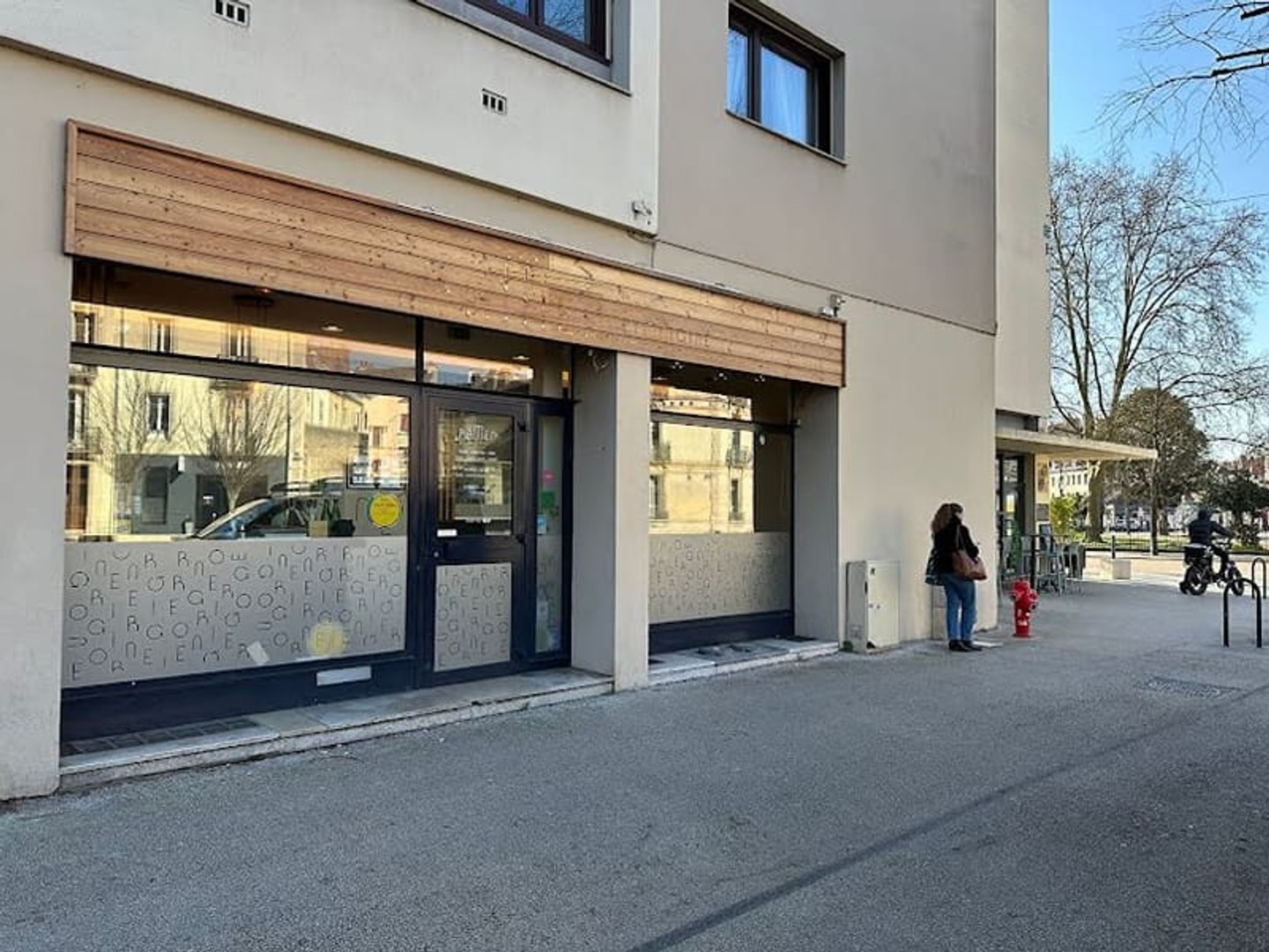 Local 93 m²