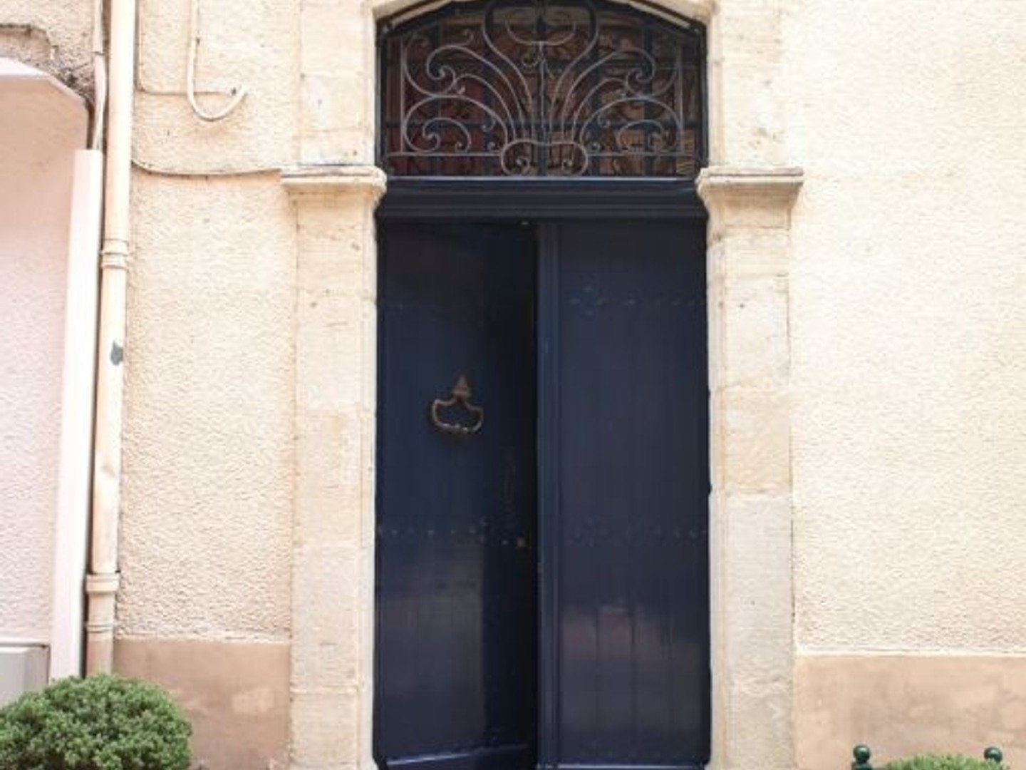 En plein coeur de notre bastide de Villeneuve sur Lot, magnifique maison de caractère datant du XVII° siècle En entrant dans cette demeure, nous découvrons une large entrée voutée surplombant l'escalier en pierre, un salon orné d'une cheminée en marbre e