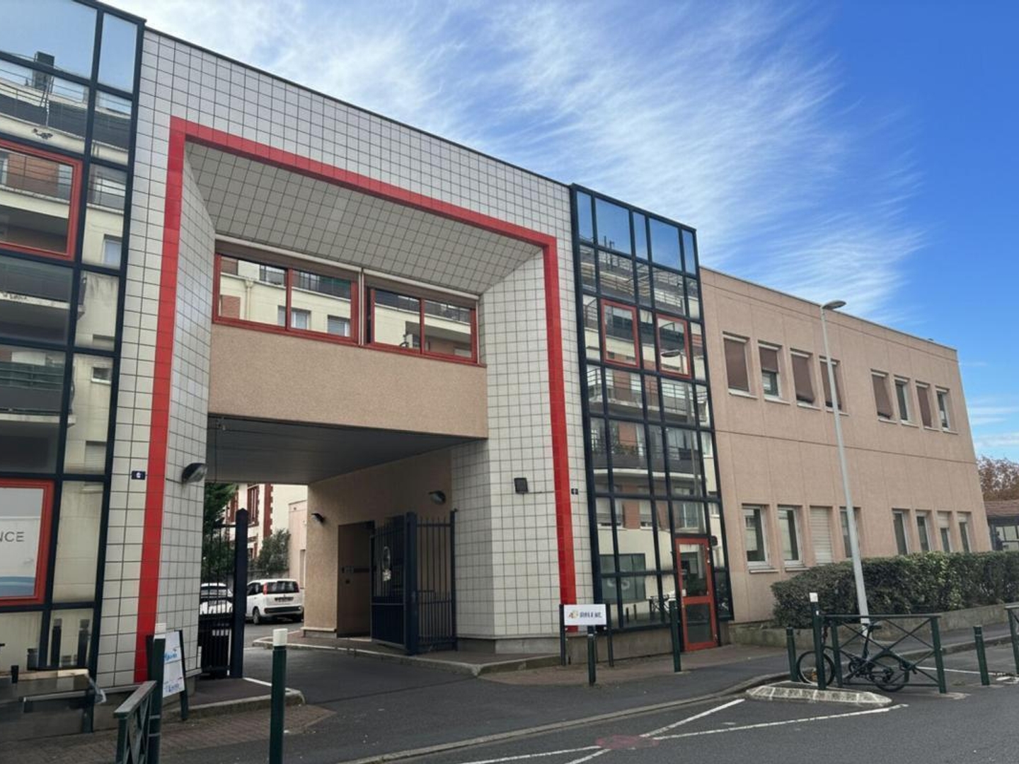 Locaux d'activité à vendre à Nanterre accès immédiat routes et bus