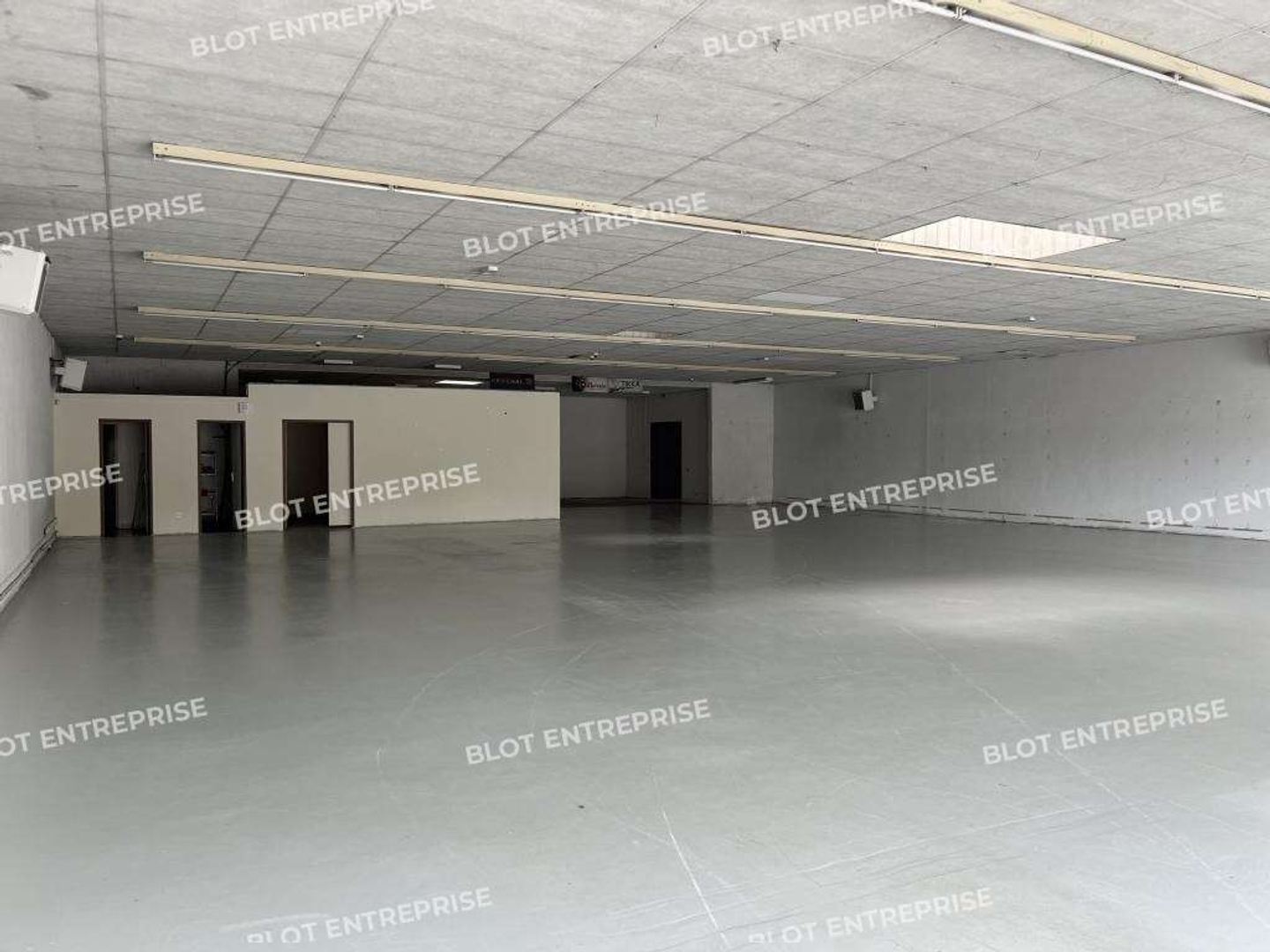 À VENDRE / À LOUER - LOCAL COMMERCIAL - 586 m² - Q