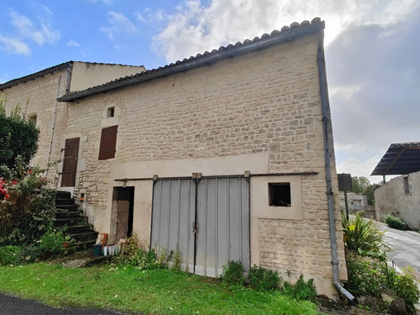 Garage avec pièce et grenier à vendre VOUHARTE (16)