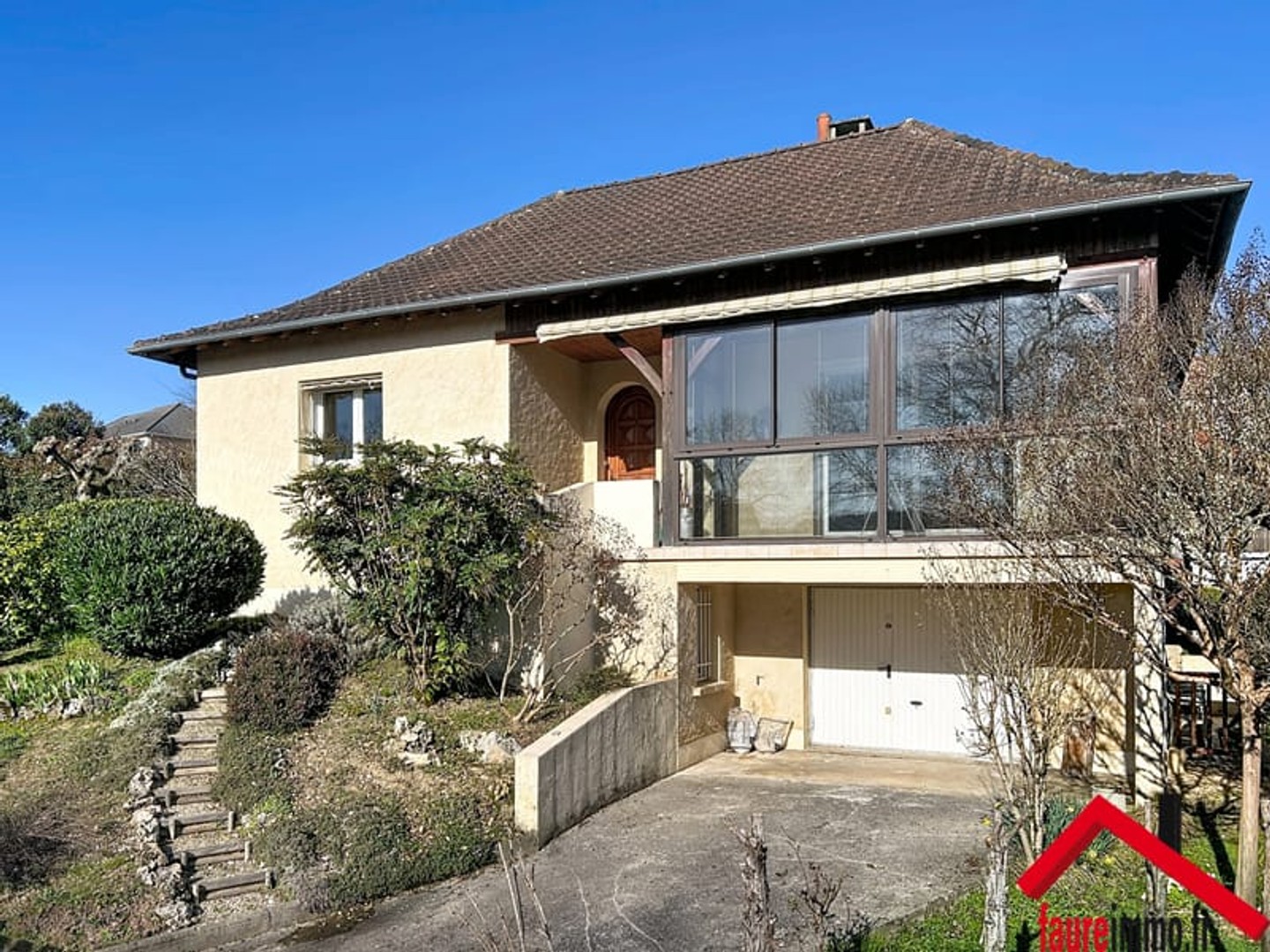 MAISON À LARCHE EN CORRÈZE