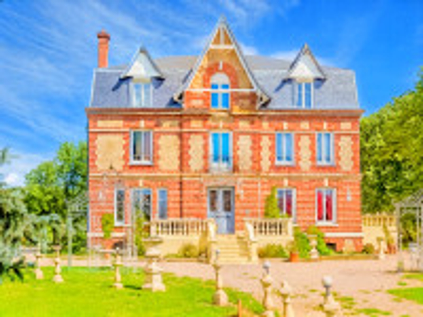 Manoir de caractère avec piscine intérieure et parc paysager, élégance et prestige au coeur de la Normandie