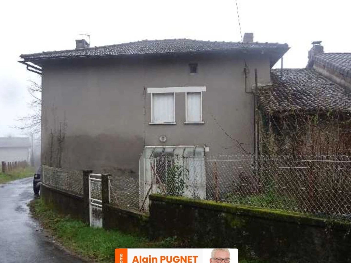 SECTEUR DOURNAZAC DANS UN VILLAGE MAISON 3 CHAMBRES A RENOVER EN TOTALITE AVEC GRANGES NON ATTENANTES