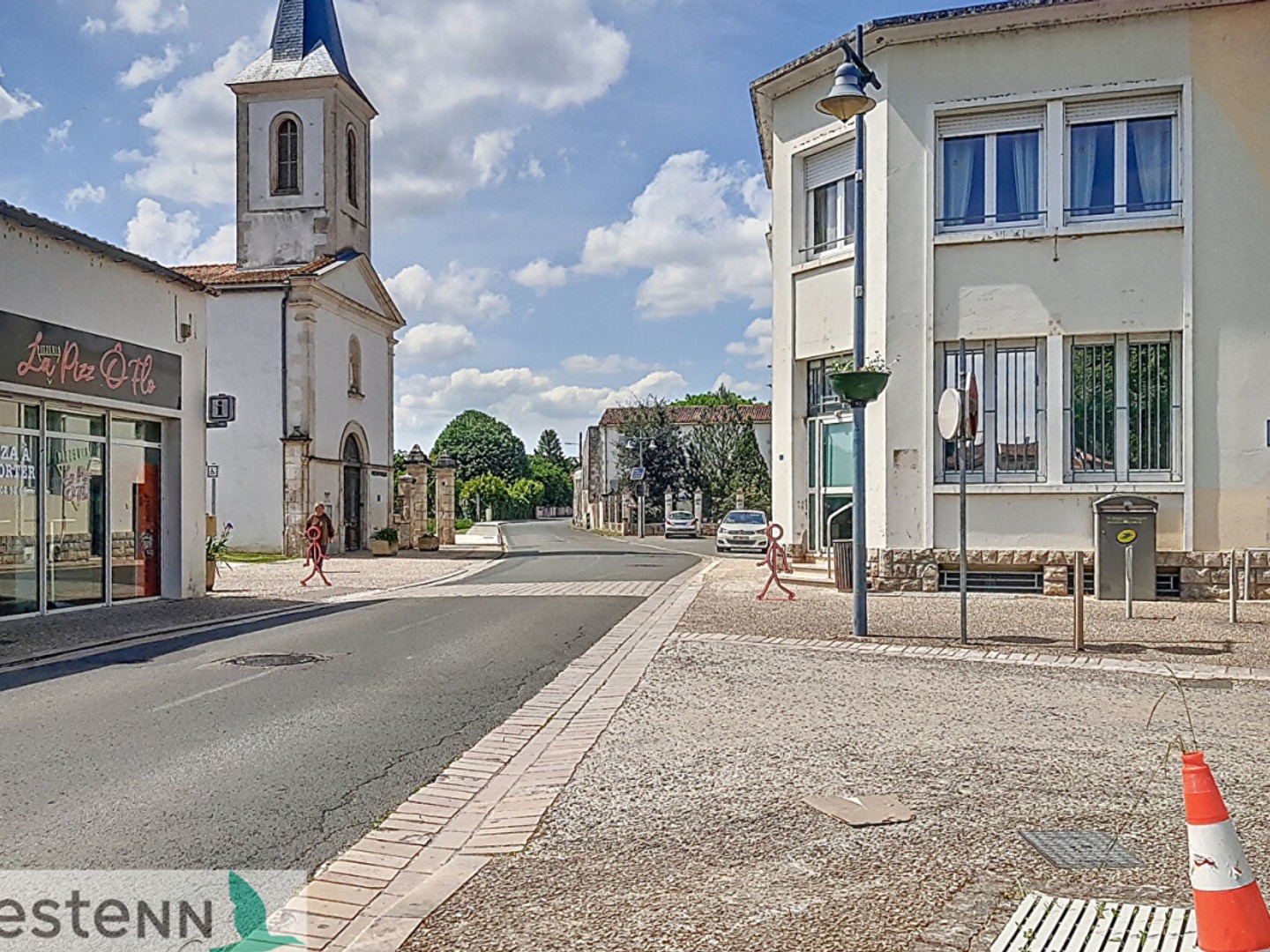 A vendre en plein centre du Gua, un grand appartement et un local à aménager au rez de chaussée