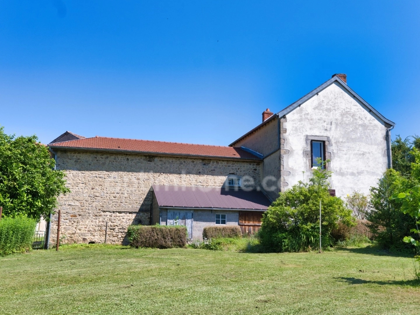Maison de village 6 pièces avec dépendances sur terrain 2000 m² à Lachaux (63)