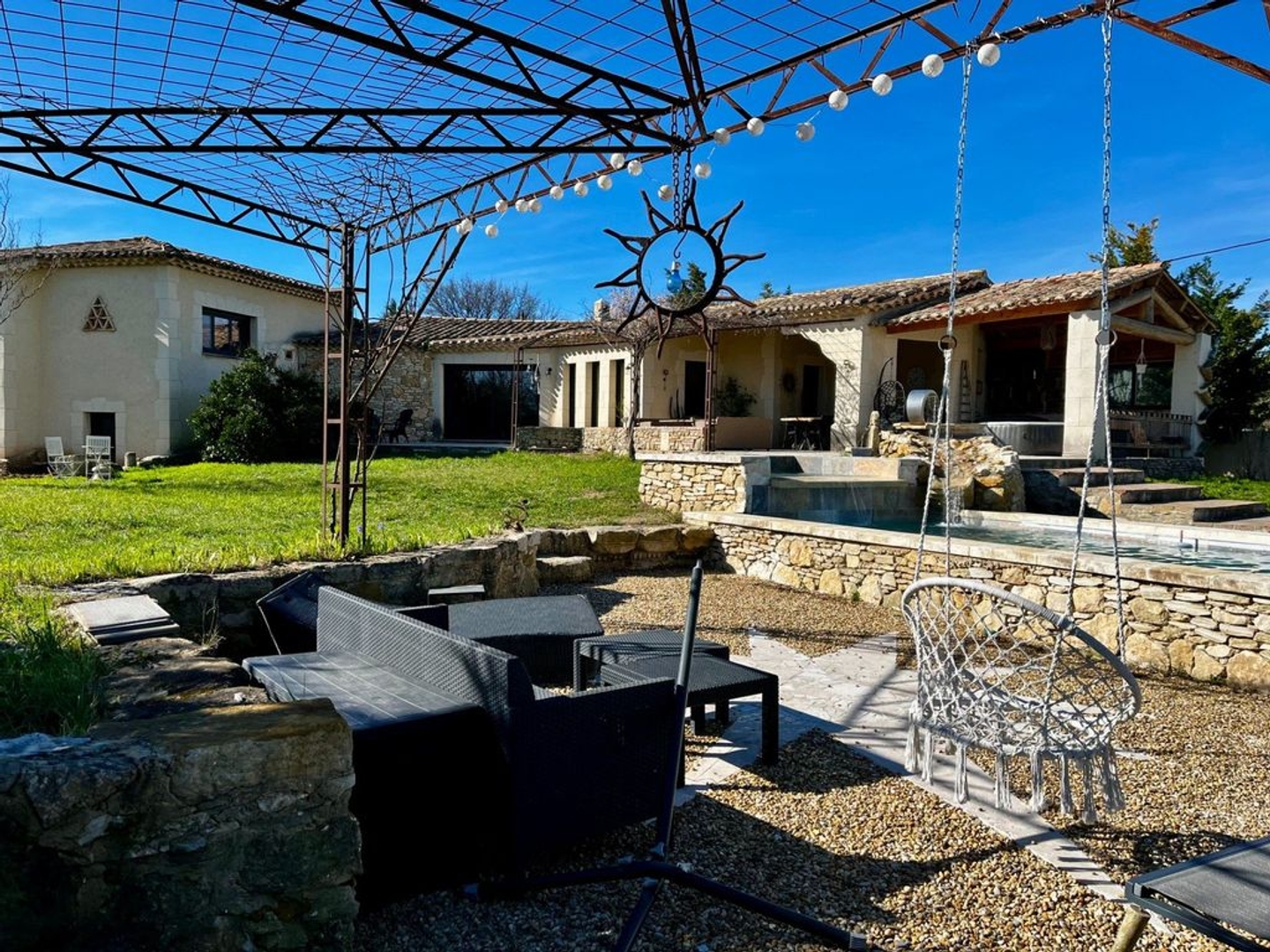 Maison à vendre - 6 pièces - 217m2 - Sainte-Cécile-Les... (84290)