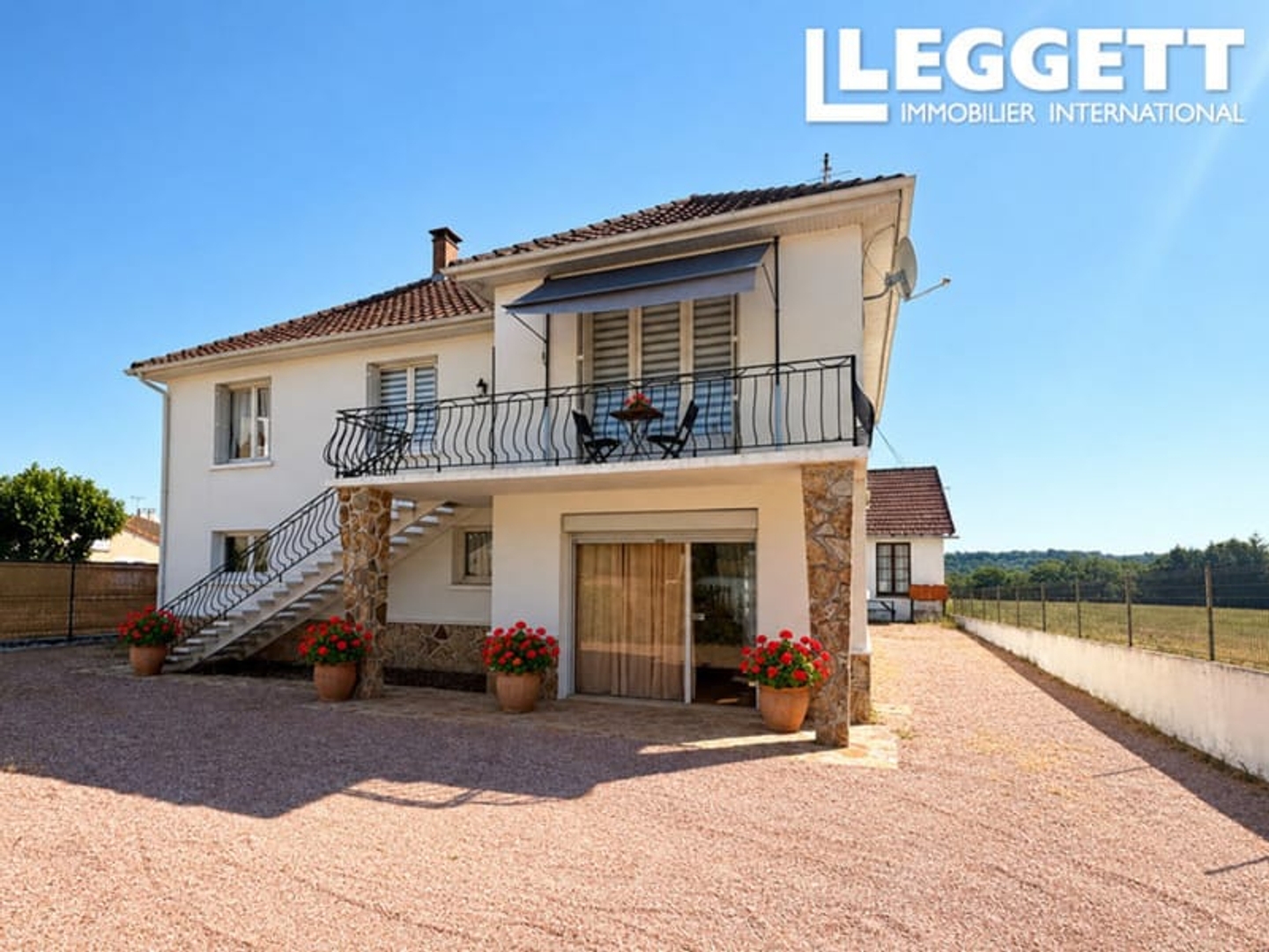 Grande maison individuelle de 4 chambres avec appartement au rez-de-chaussée, salle de jeux et atelier.