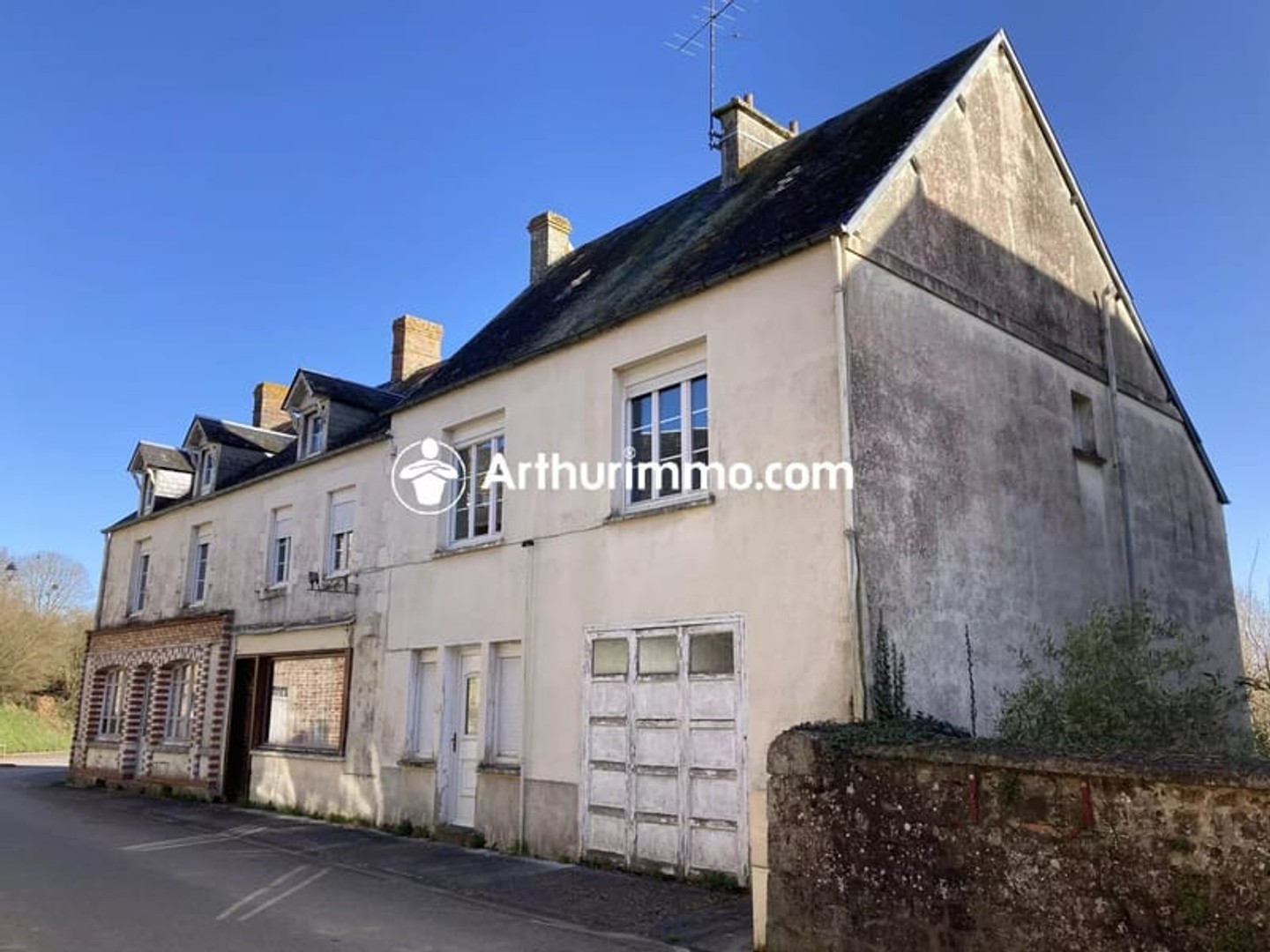 MAISON DE 213M2 AVEC 6 CHAMBRES ET GARAGE