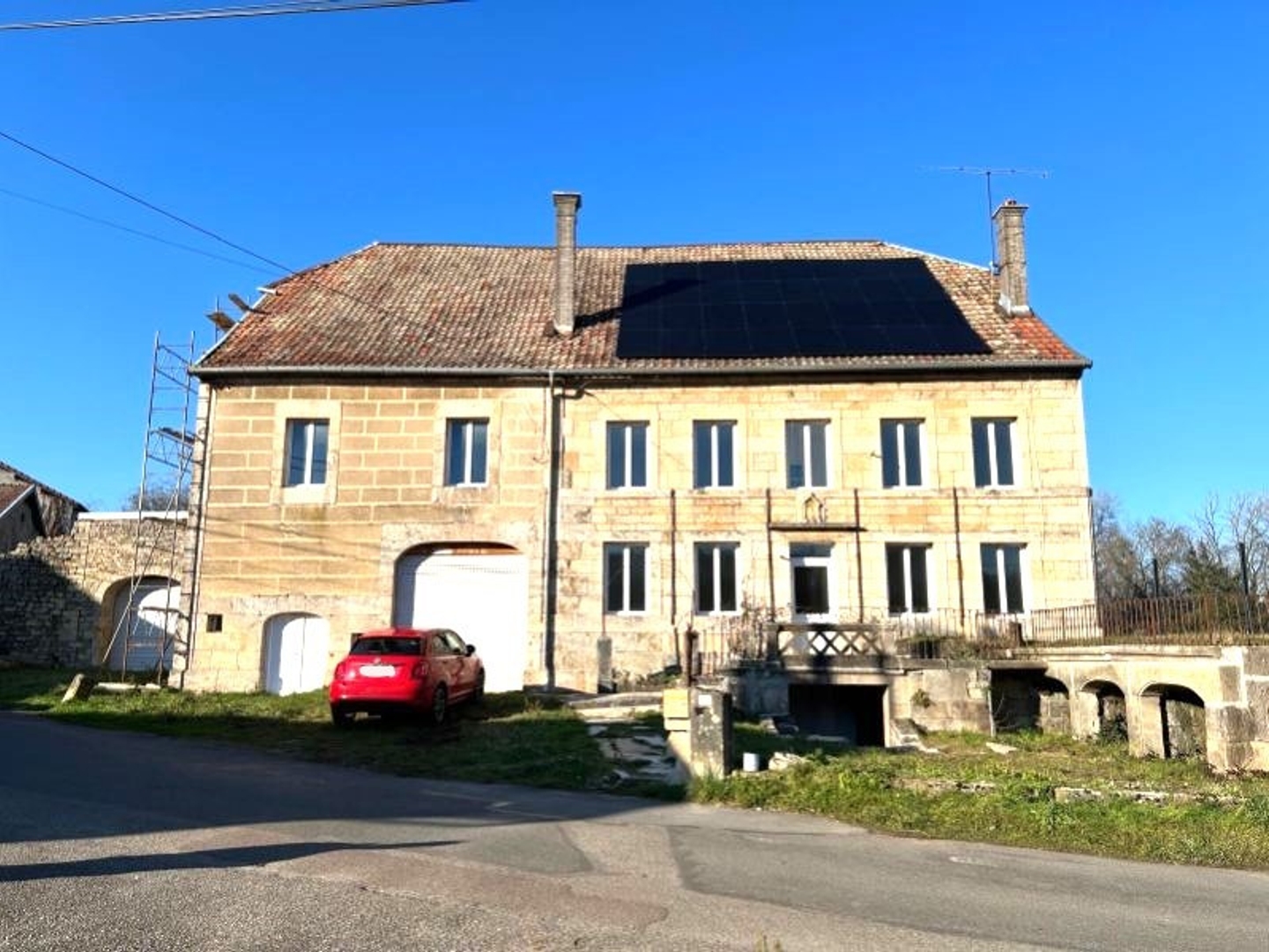 BEL IMMEUBLE DE CARACTERE SUR 20 ARES TERRAIN
