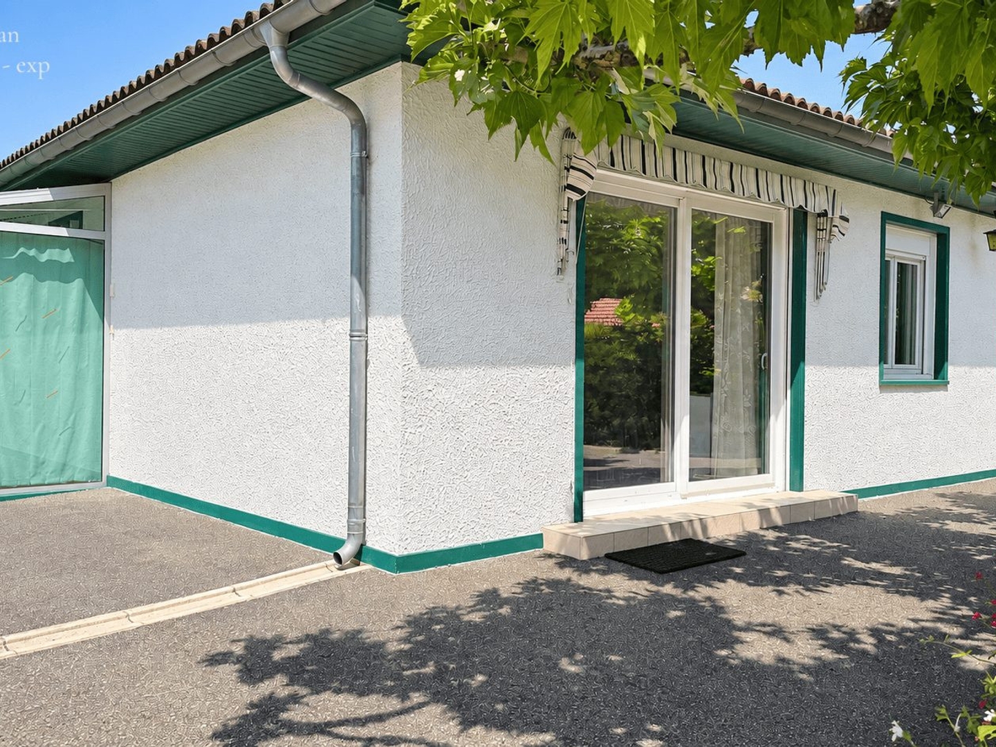 Maison de plain-pied avec jardin arboré et ateliers - Quartier résidentiel de Montpon-Ménestérol
