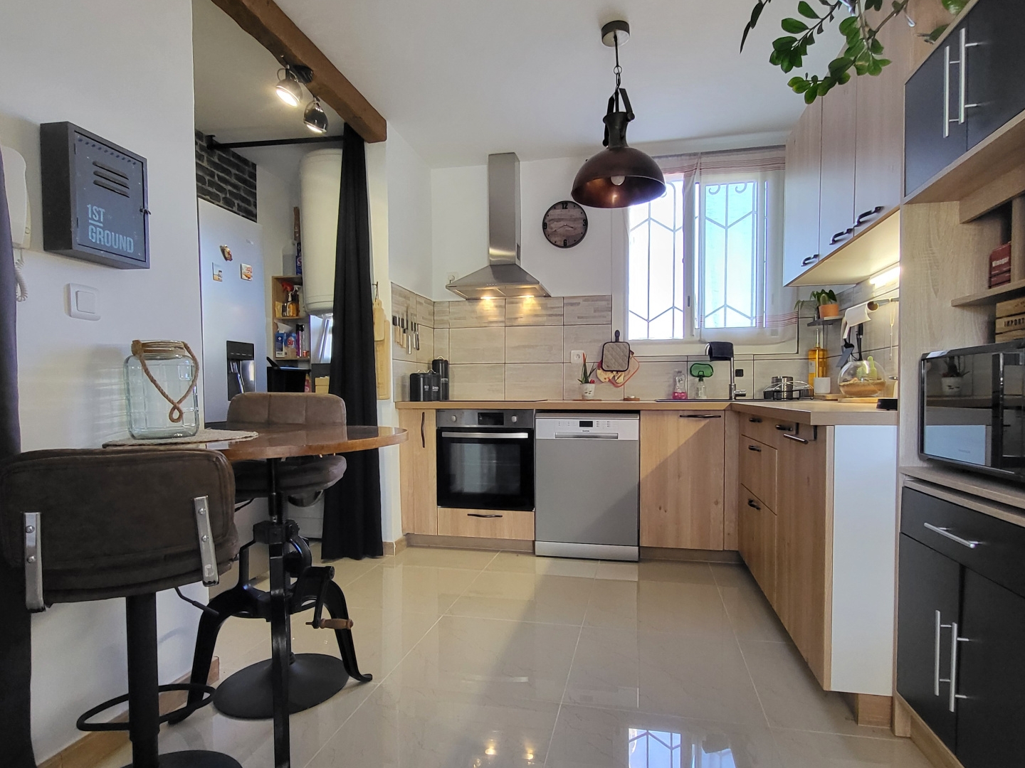 APPARTEMENT 4 PIECES TRAVERSANT 71M2 ENTIEREMENT RENOVE