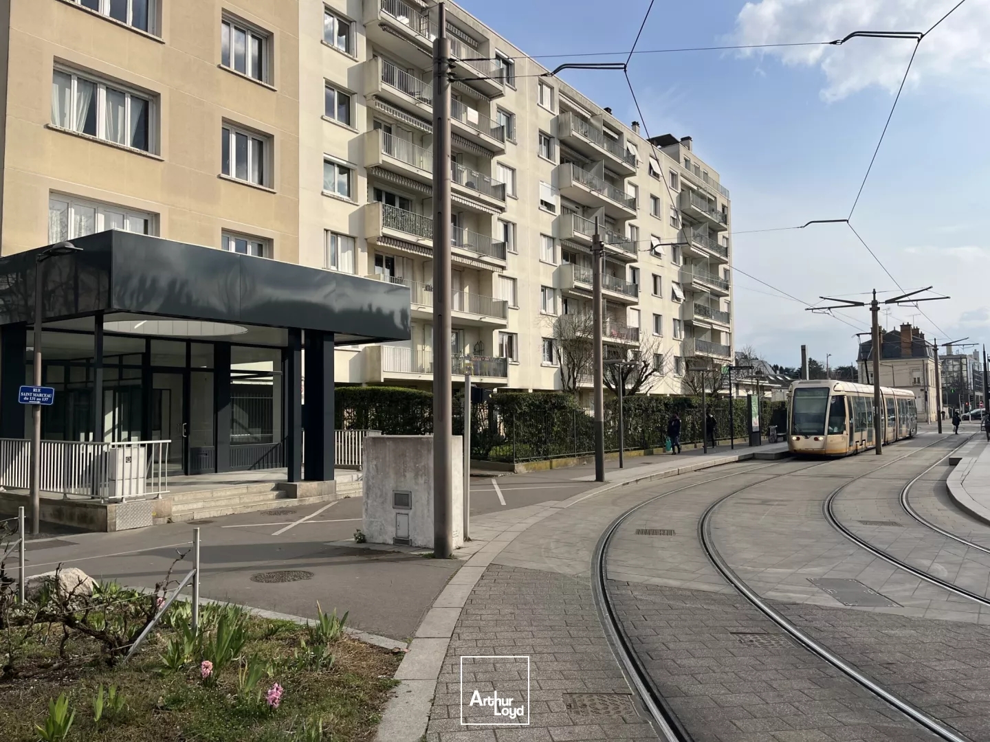 Opportunité rare : Bureaux commerciaux à vendre - 253 m2 - Orléans Sud - Quartier Saint-Marceau, au pied du tram A