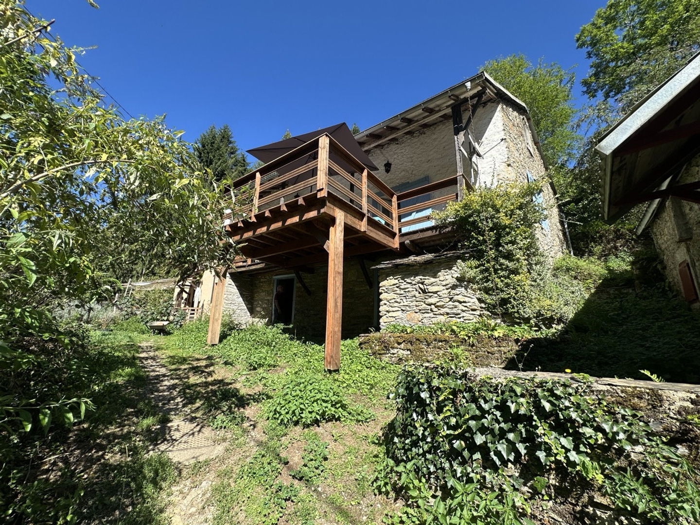 COUFLENS Charmante maison en pierre avec terrasse, au coeur