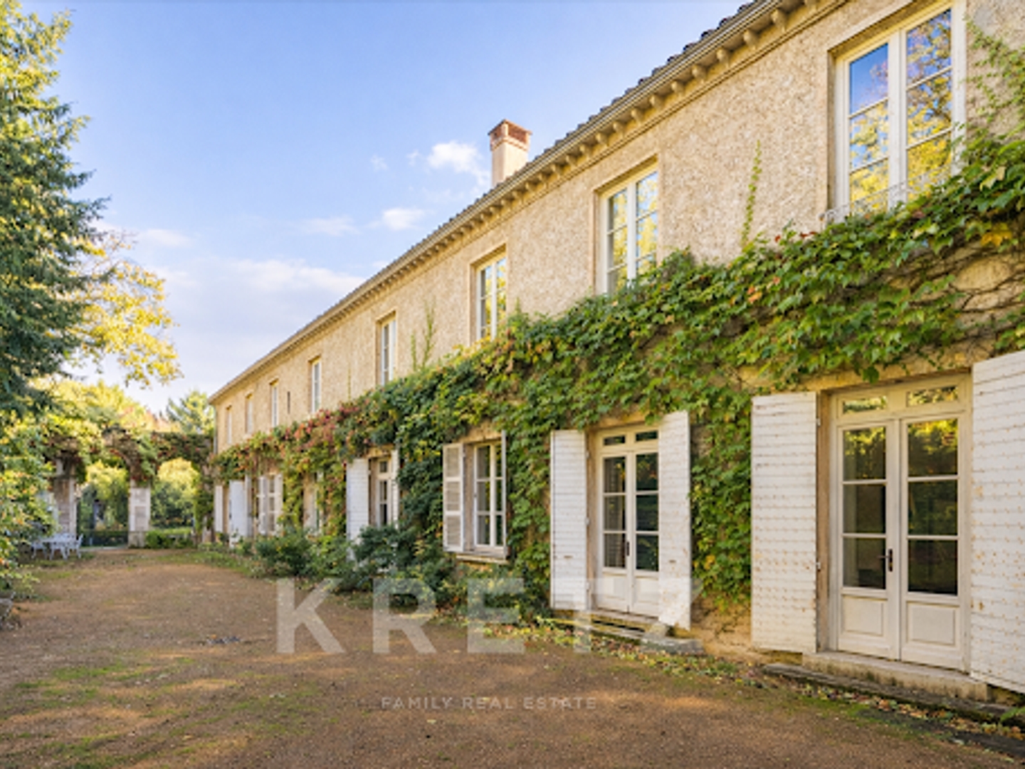 Maison à vendre - 10 pièces - 1000m2 - Montmerle-Sur-Saône (01090)