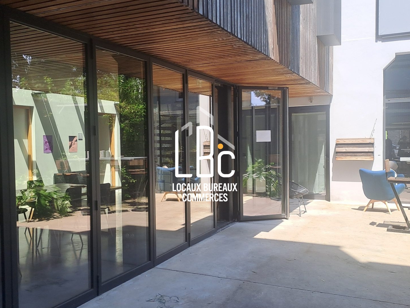 Local professionnel 323 m²