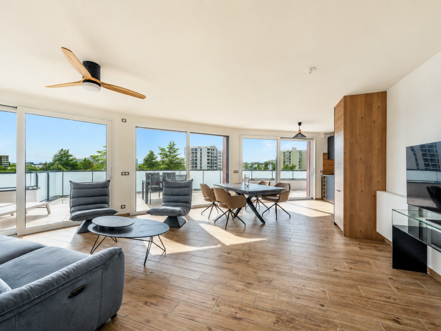 DERNIER ETAGE AVEC TERRASSES ET VUES DEGAGEES
