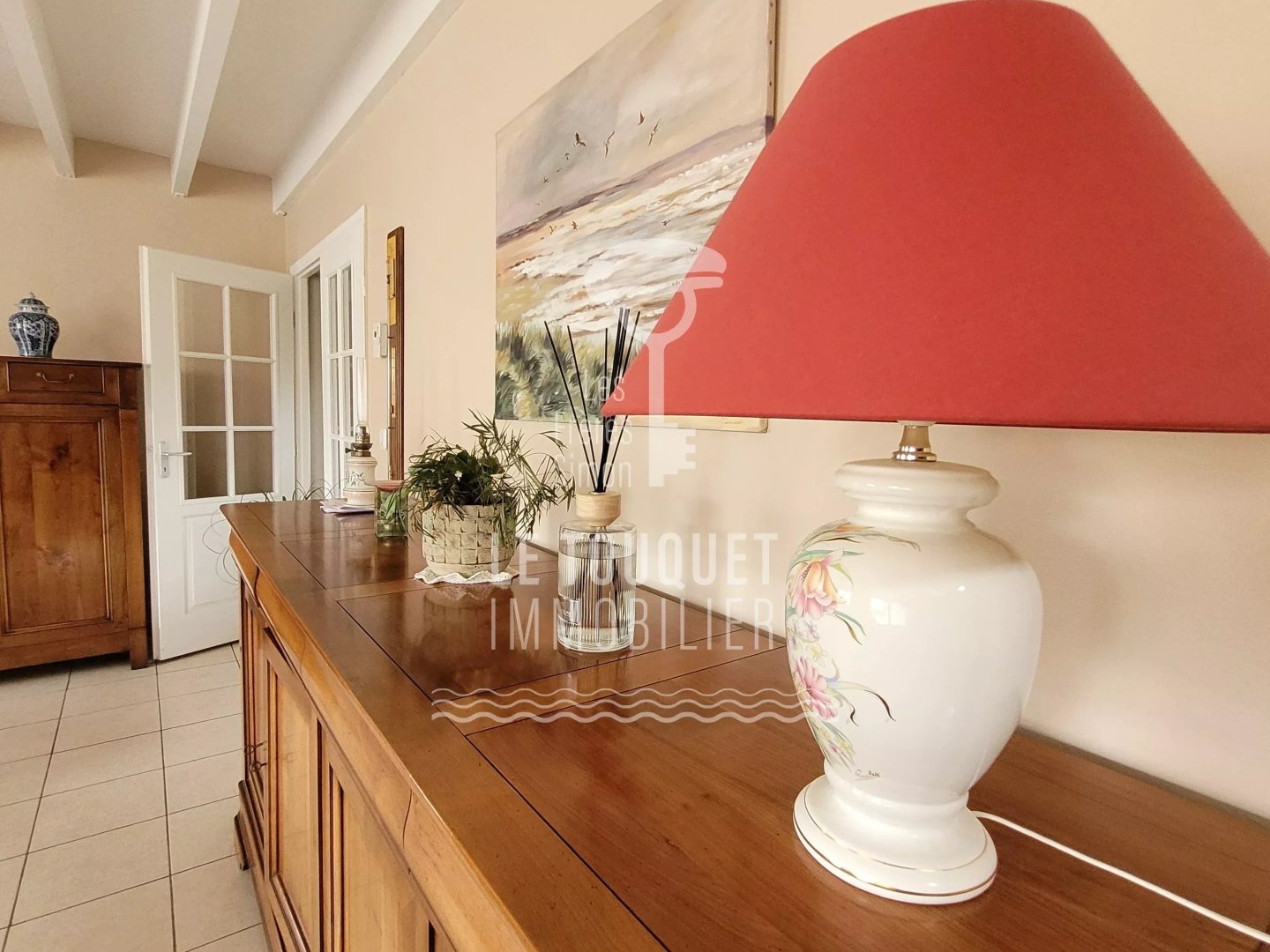 Maison avec vie de plain pied et double garage, jardin.