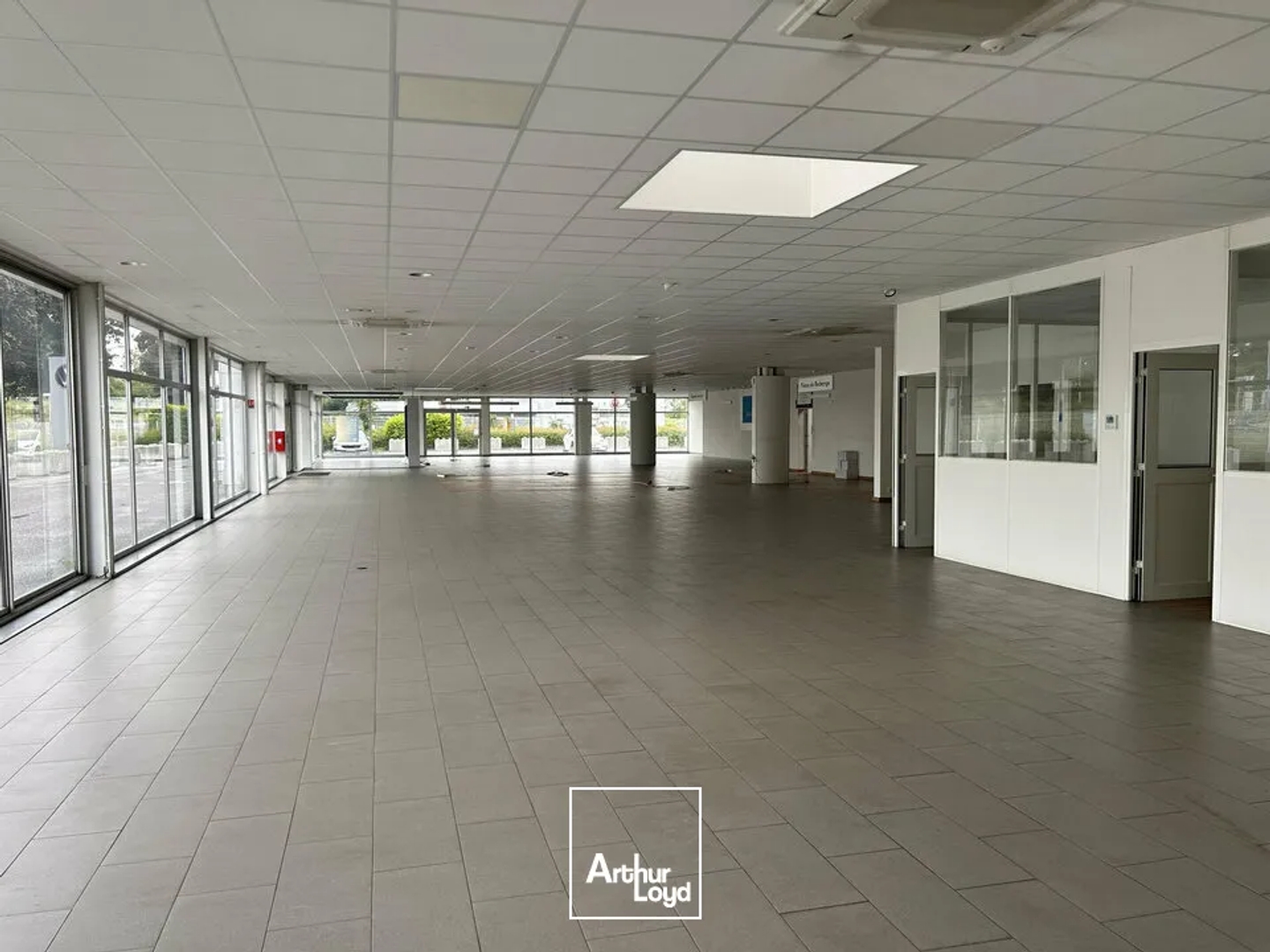LOCAL COMMERCIAL à VENDRE de 2466 m²