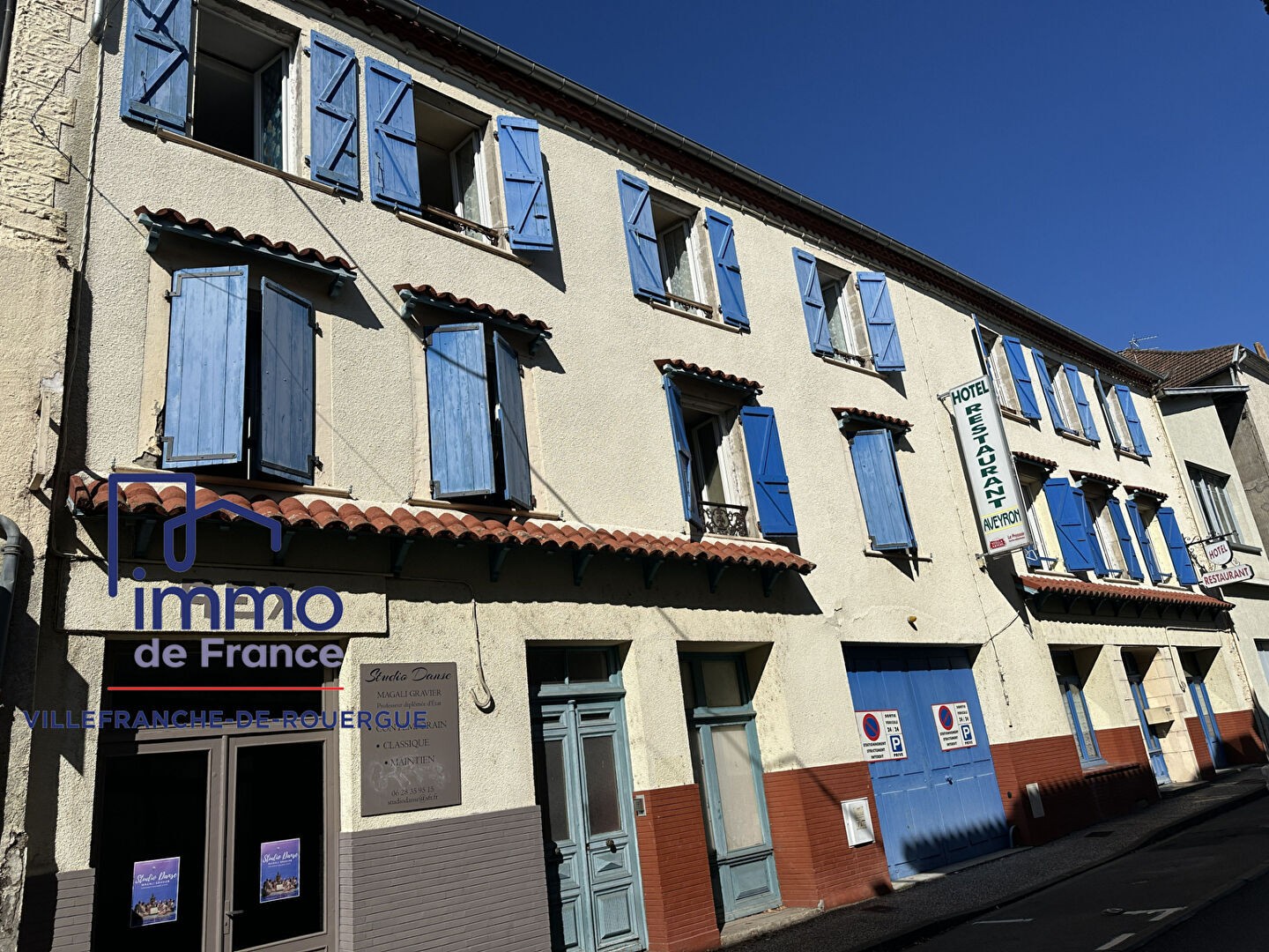 Immeuble bar hôtel restaurant, appartements et parkings