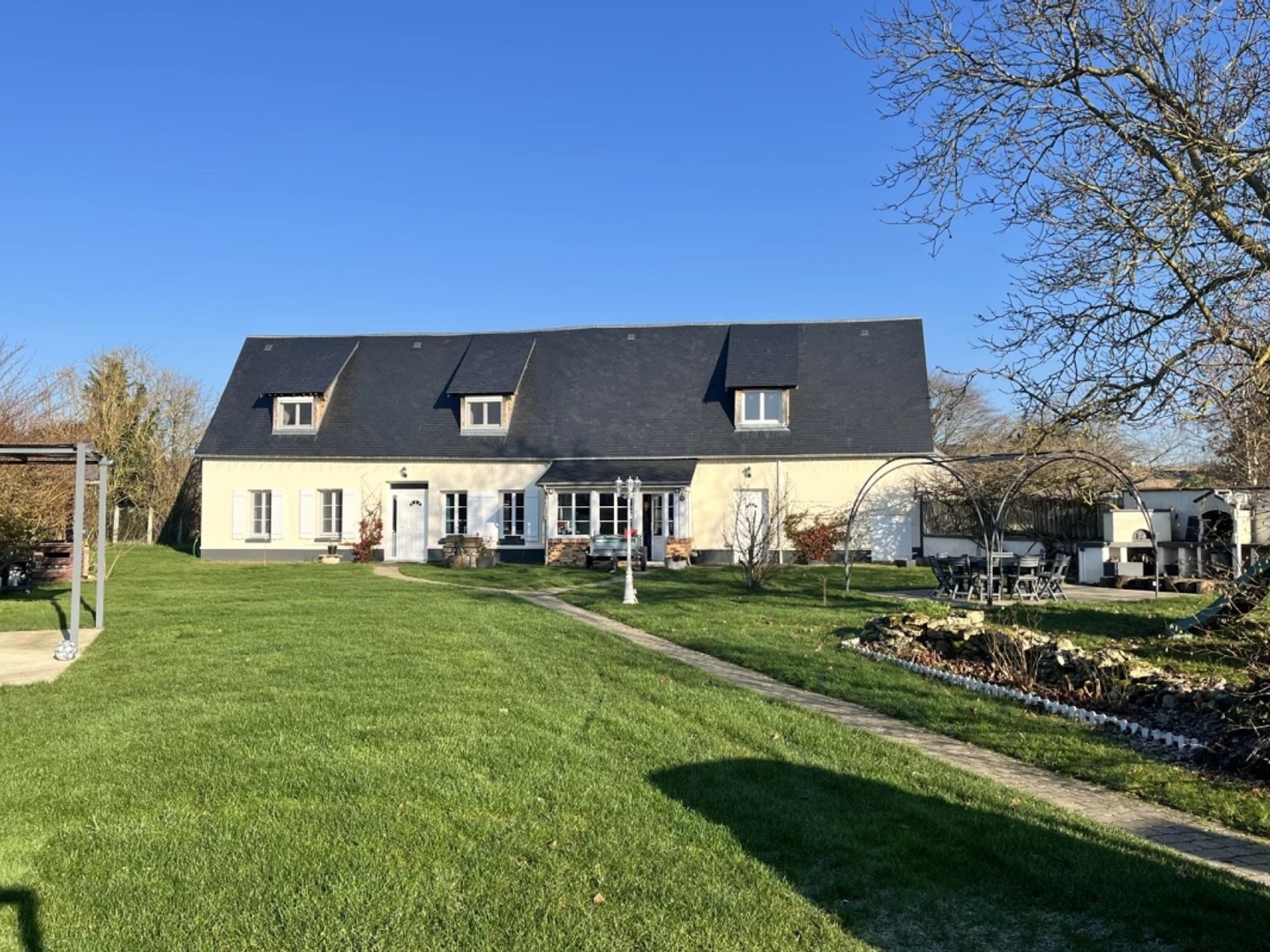 27/ Entre Pacy sur Eure et Evreux: maison de caractère sur joli jardin arboré et clos