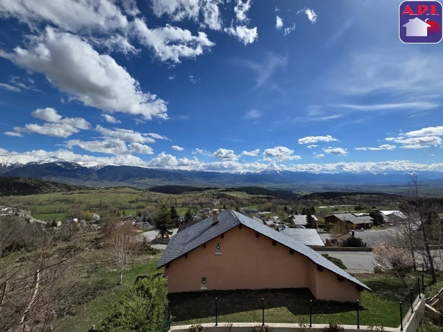 VUE EXCEPTIONNELLE ET LUMINOSITÉ RARE. MAISON RECENTE PROCHE FON