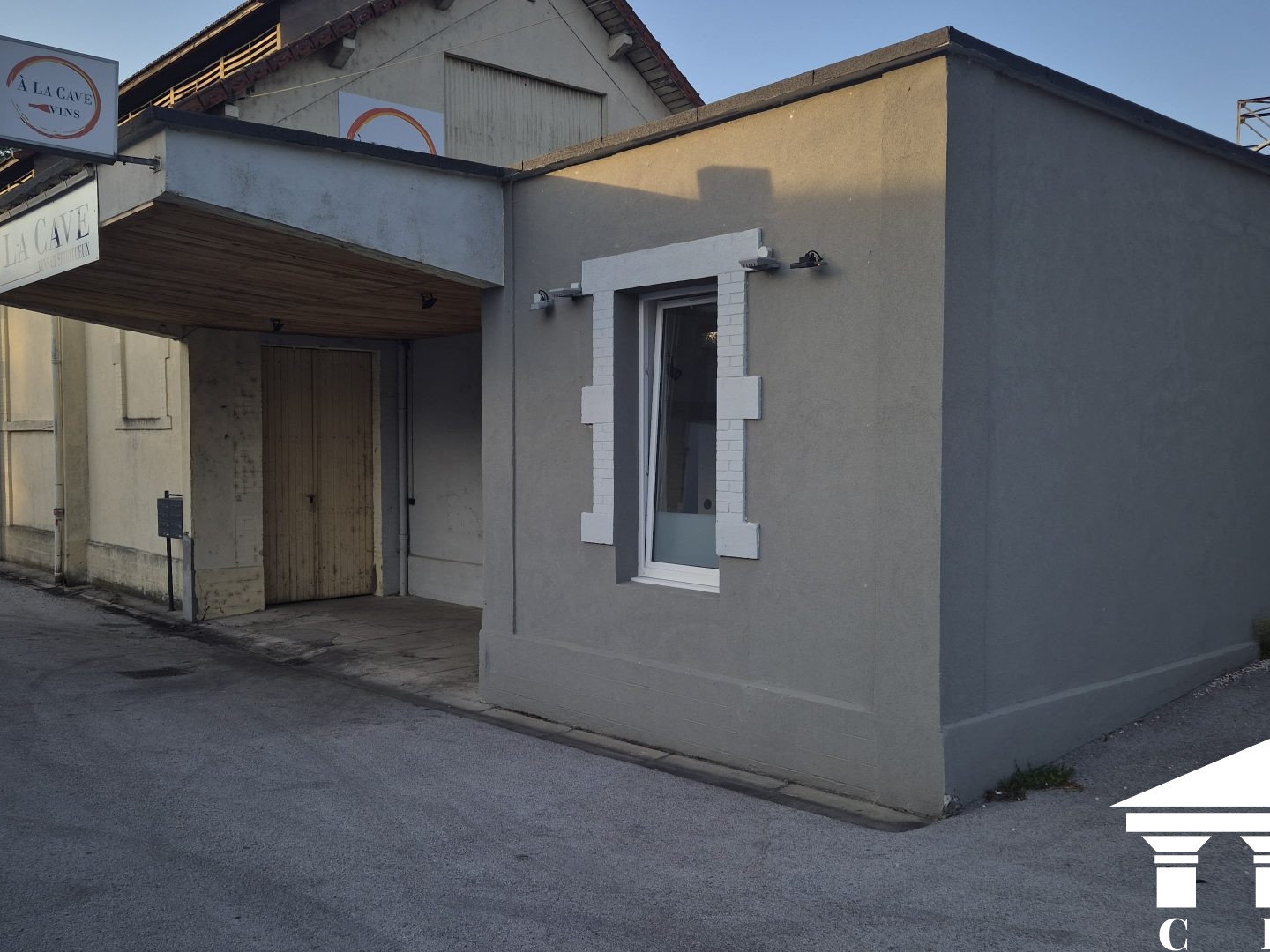 Entrepôt avec espace bureau