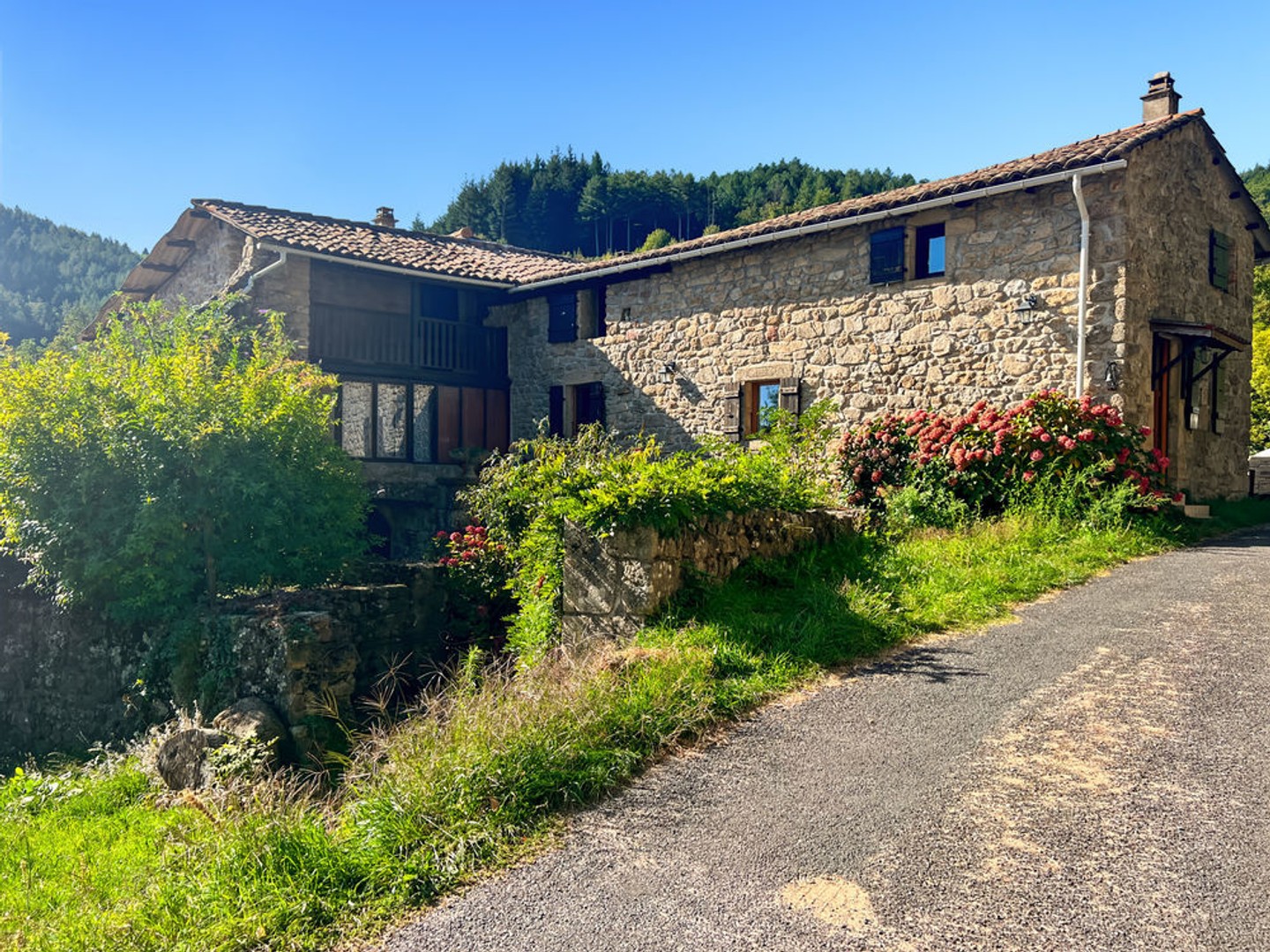 Typique Maison en Pierre Ardéchoise avec Terrasse et Jardin