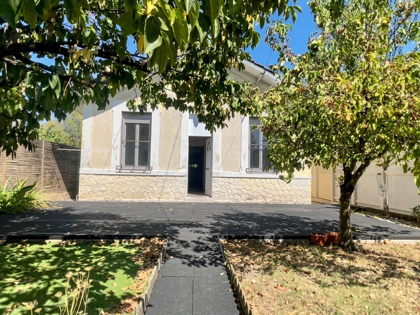 Maison plain pied 117m2 3ch + bureau + dépendance T3 36m2 et garage indépendant avec carport parcelle 550m2