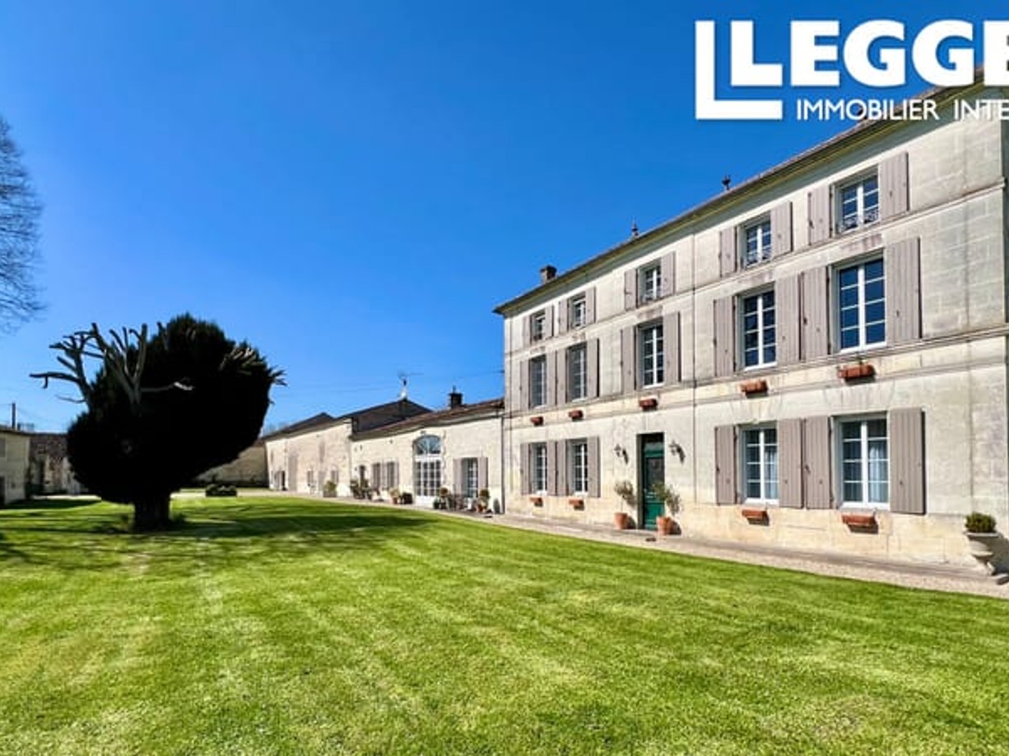 Magnifique manoir, chambres d'hôtes & 2 gites luxe, terrain de 1,2 ha, piscine chaffée, près de Cognac.