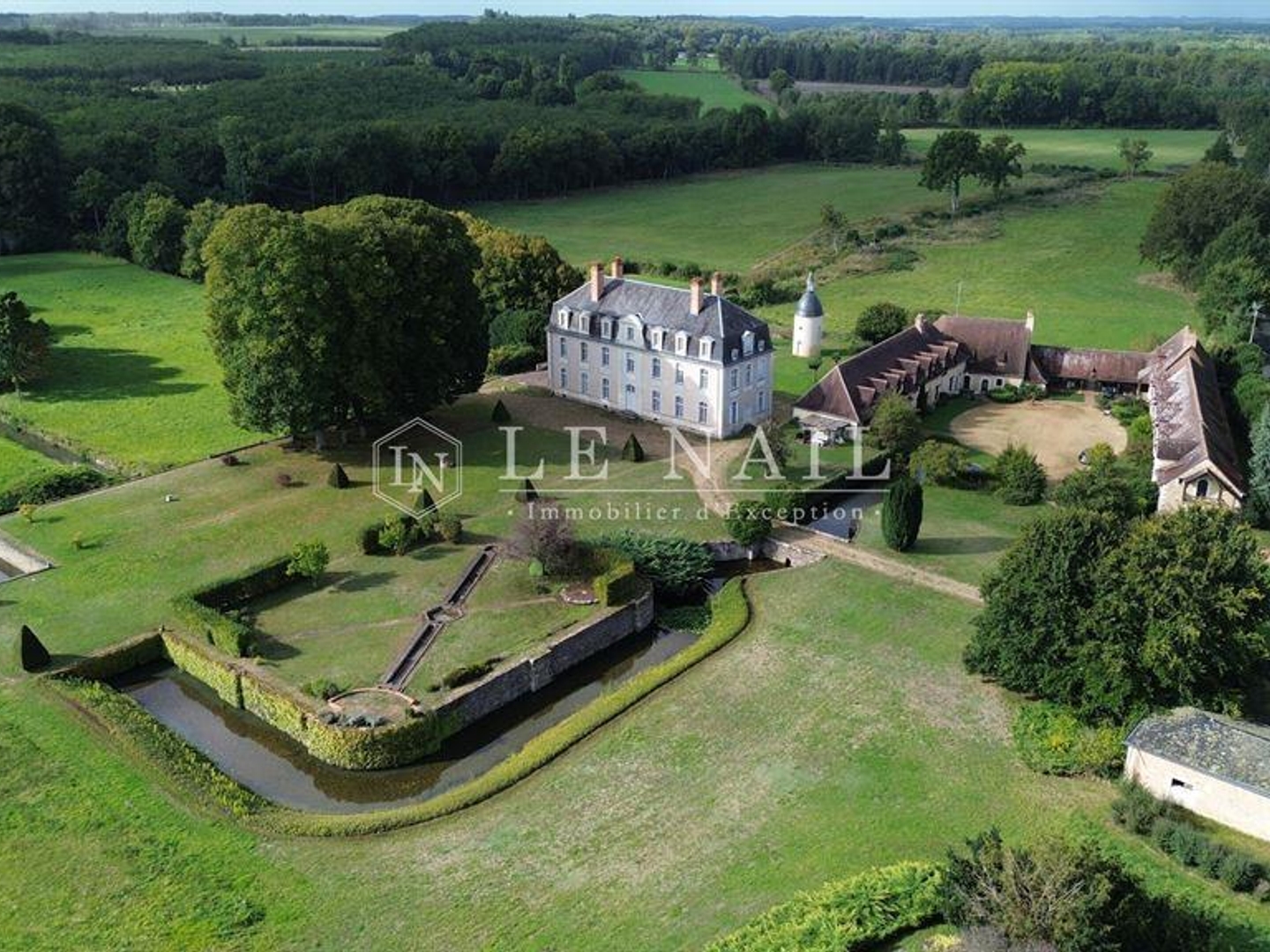 Élégante demeure de caractère avec dépendances et parc de 9,5 ha