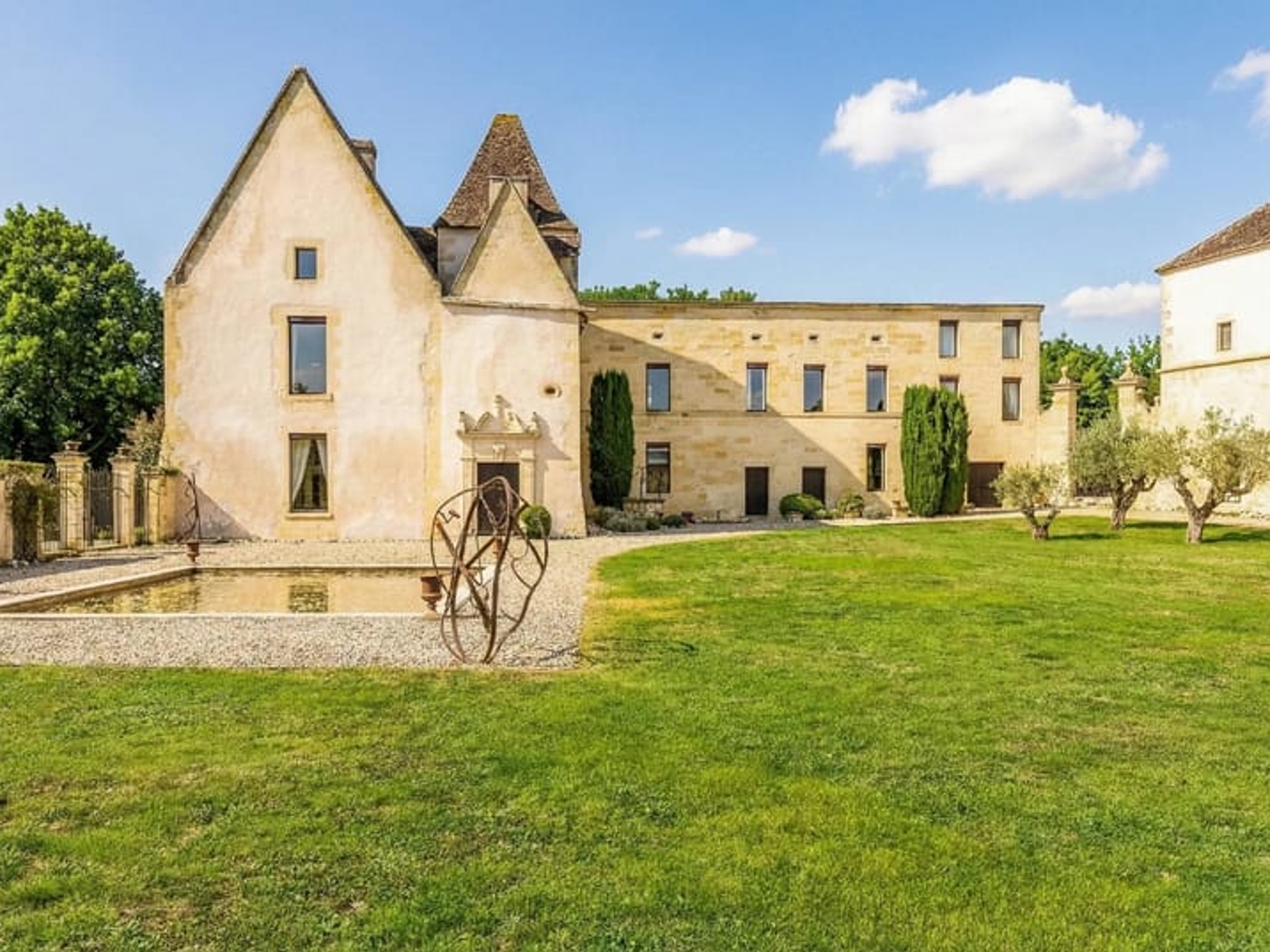 Magnifique Château historique avec une petite activité viticole en AOP Bordeaux Supérieur à proximité de Bordeaux / Saint-Émilion