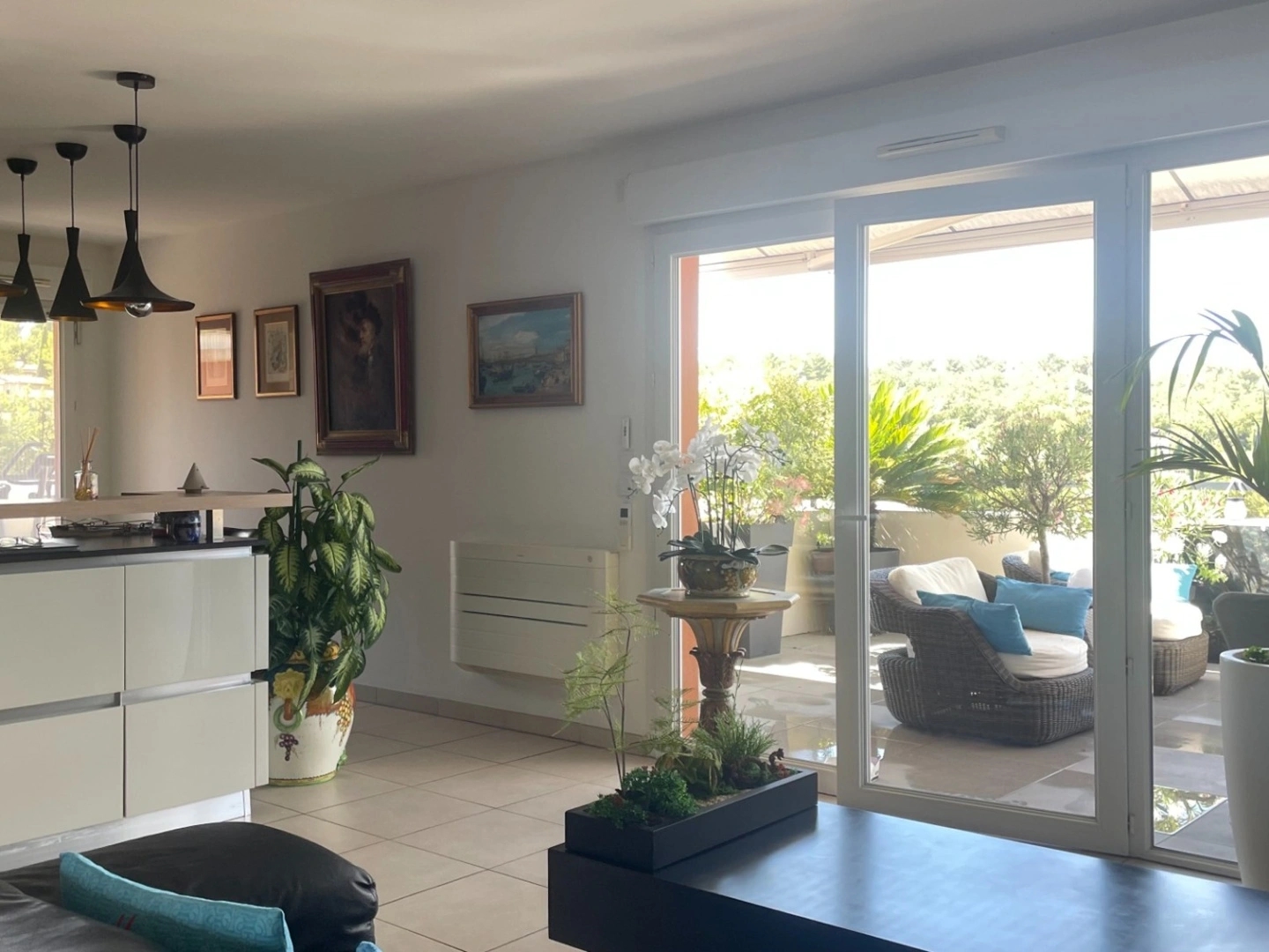 Appartement à vendre 4 pièces CHATEAUNEUF LE ROUGE avec terrasse plein ciel
