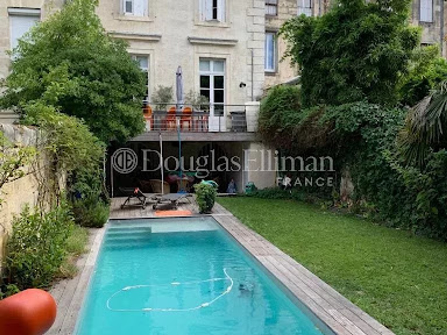 Maison 8 pièces 370 m²